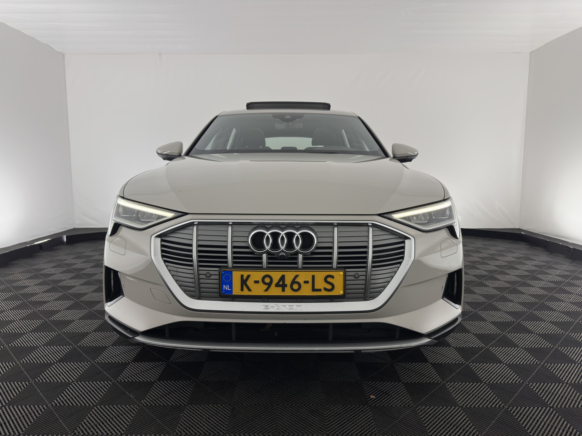 Audi e-tron 55 quattro advanced 95 kWh [ 3-Fase ] (INCL-BTW) *PANO | LUXURY-LEATHER | ADAPTIVE-CRUISE | FULL-LED | DIGI-COCKPIT | KEYLESS | MEMORY-PACK | AIR-SUSPENSION | CAMERA | AMBIENT-LIGHT |  NAVI-FULLMAP | SHIFT-PADDLES | DAB+ | COMFOR