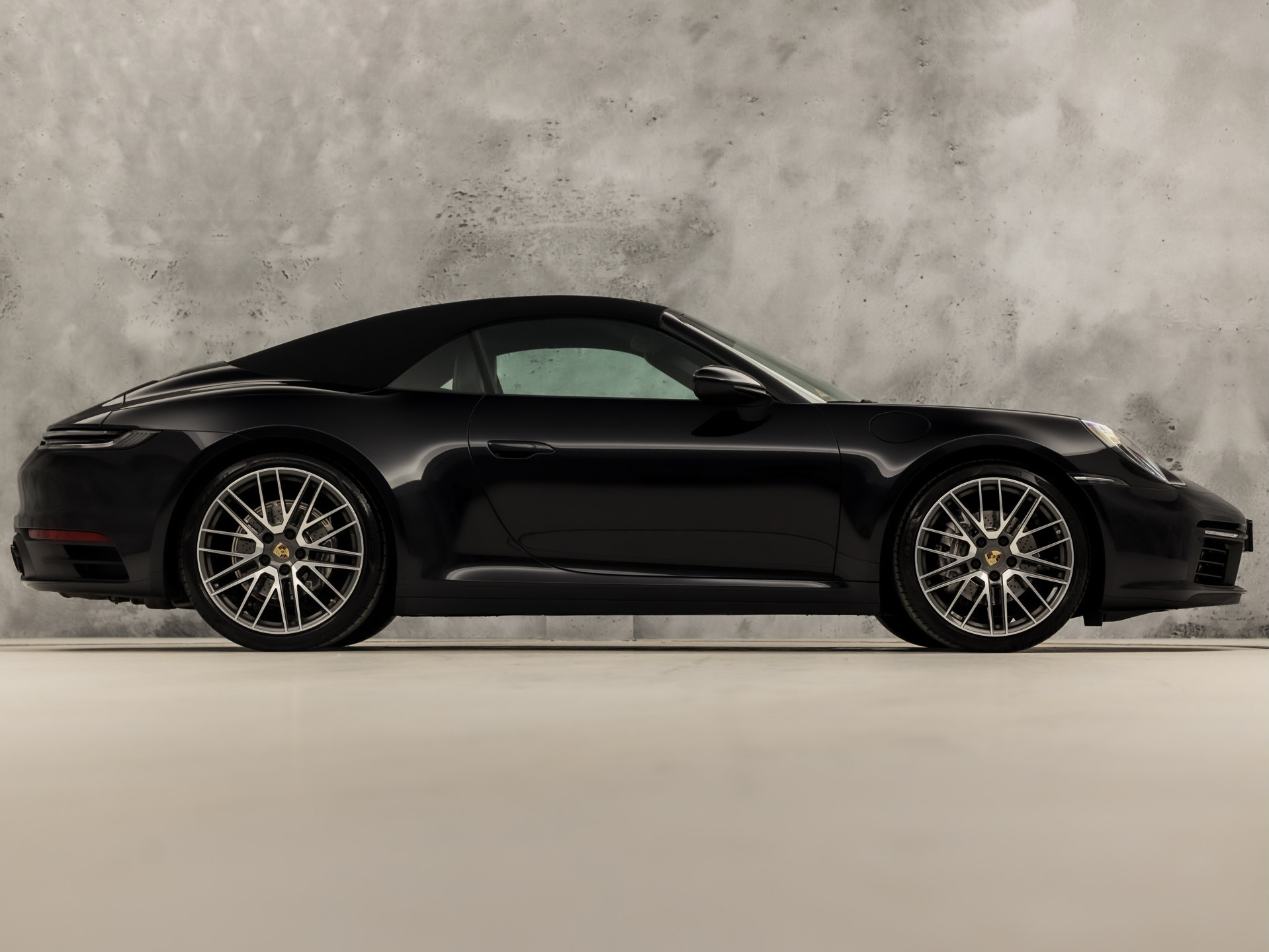 Porsche 911 Cabrio 3.0 Carrera 385Pk (SPORT CHRONO PAKKET, SPORTUITLAAT, BOSE AUDIO, LED MATRIX, APPLE CARPLAY, CAMERA, SFEERVERLICHTING, STOELVERWARMING, NIEUWSTAAT)
