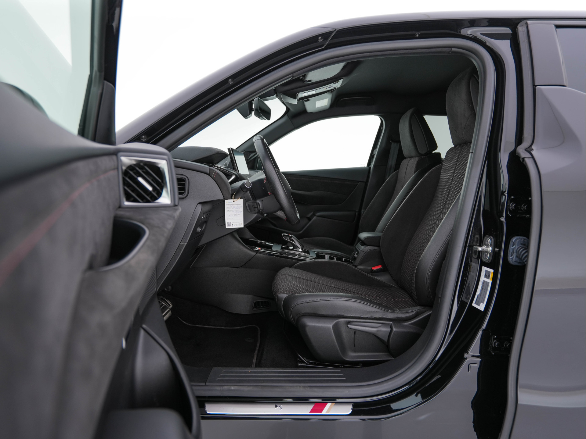 DS 3 Crossback E-Tense Performance Line+ 50 kWh [ 3-Fase ] {SOH-90%} (INCL-BTW) *LEATHER-FABRIC | MATRIX-LED | ADAPTIVE-CRUISE | DIGI-COCKPIT | HEATED-SPORTSEATS | CAMERA | KEYLESS | NAVI-FULLMAP | DAB+ | ECC | PDC | PRIVACY-GLASS | 18''ALU*