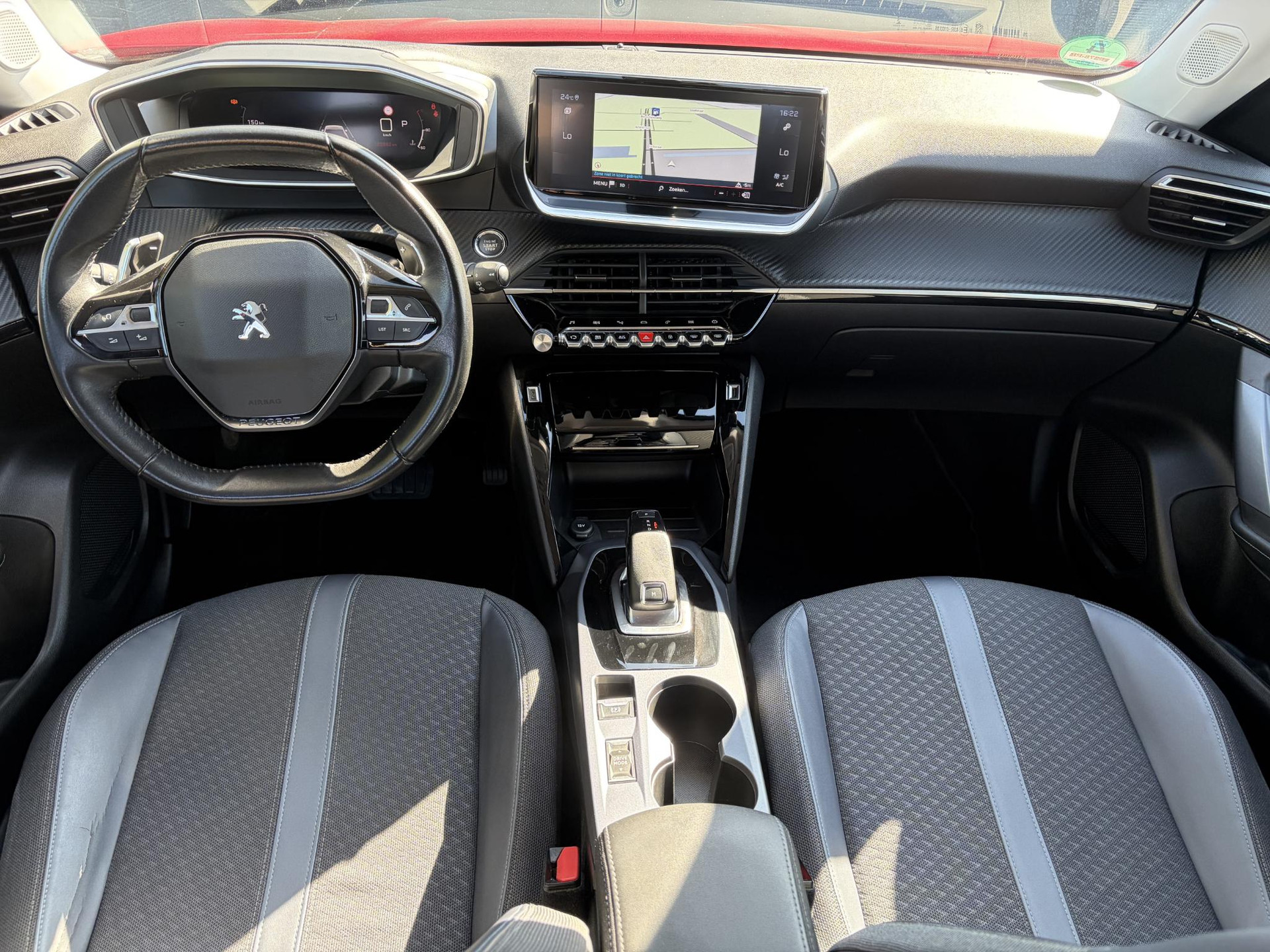 Peugeot 2008 1.2 PureTech Allure ✓Recent beurt gehad✓D-riem vv in 06-2025✓360° Camera✓Draadloze telefoonlader✓Carplay✓Keyless✓Automaat✓Trekhaak✓Halfleder✓Navi✓Clima✓Cruise✓131pk✓Lm velgen✓2e Eigenaar✓Pdc V+A✓Rijstrooksensor✓N.A.P✓Apk tot 04-2028