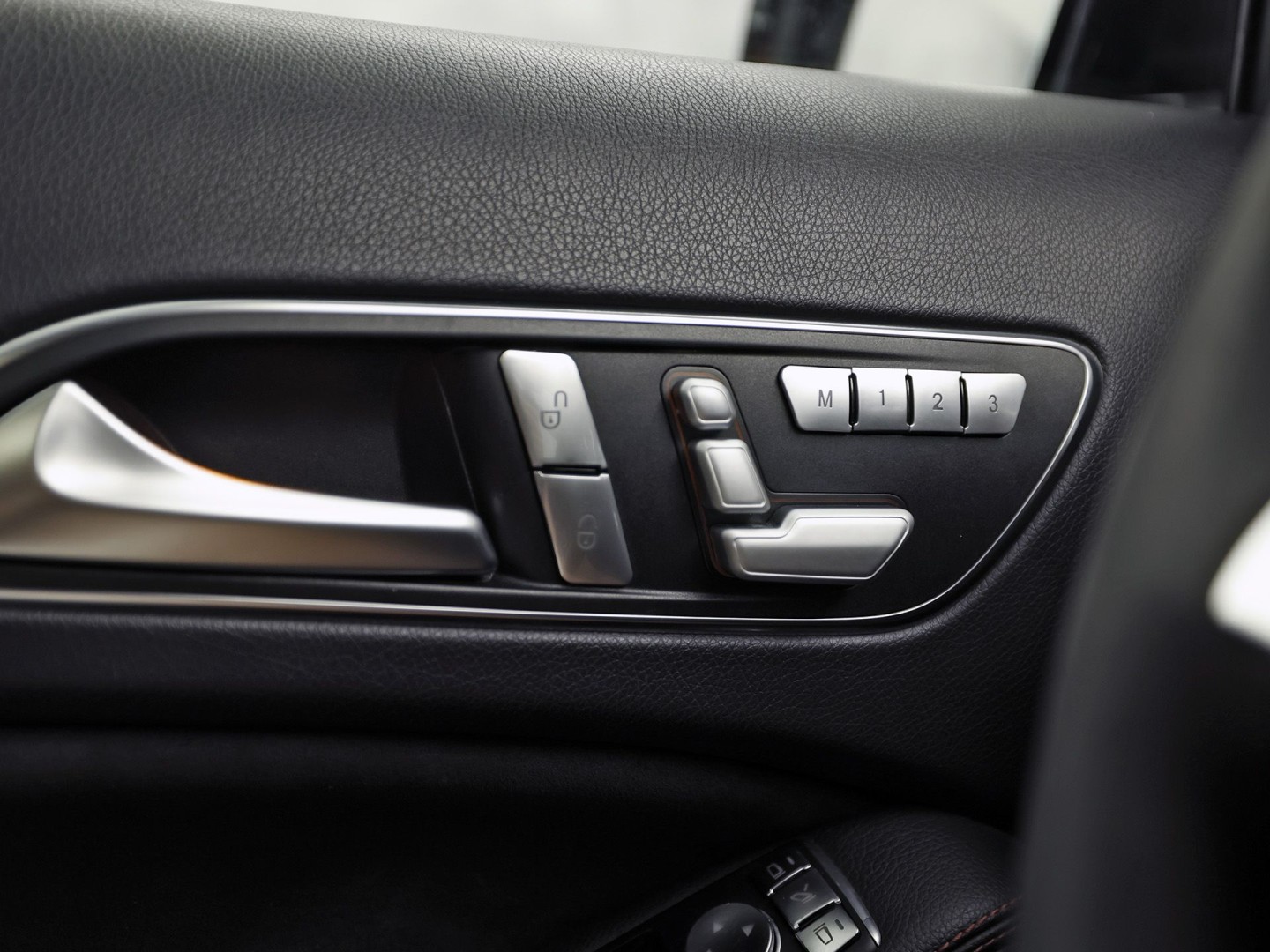 Mercedes-Benz GLA AMG 45 4MATIC Automaat 360Pk (PANORAMAKDAK, NAVIGATIE, MEMORY SEATS, KUIPSTOELEN, STOELVERWARMING, SPOILER, NIEUWE APK, NIEUWSTAAT)