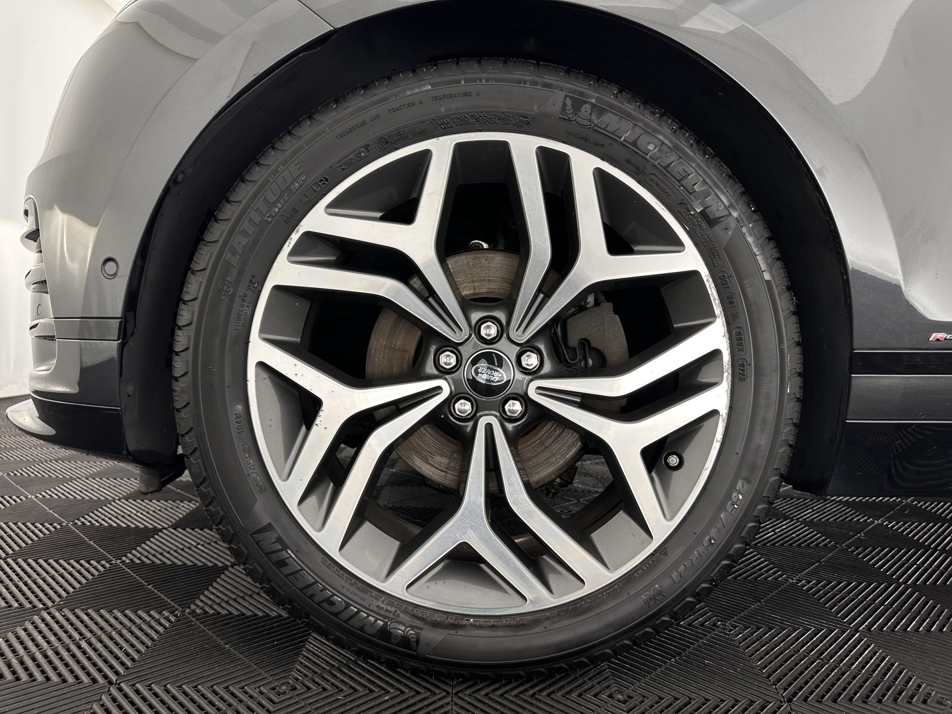 Land Rover Range Rover Velar 2.0 I4 AWD R-Dynamic HSE Aut. *PANO | LEATHER | FULL-LED | MEMORY-PACK | BLINDSPOT | MERIDIAN-SURROUND | DIGI-COCKPIT | CAMERA | KEYLESS | HEATED-COMFORTSEATS | PRIVACYGLASS | SHIFTPADDLES | HEAD-UP | 21"ALU*