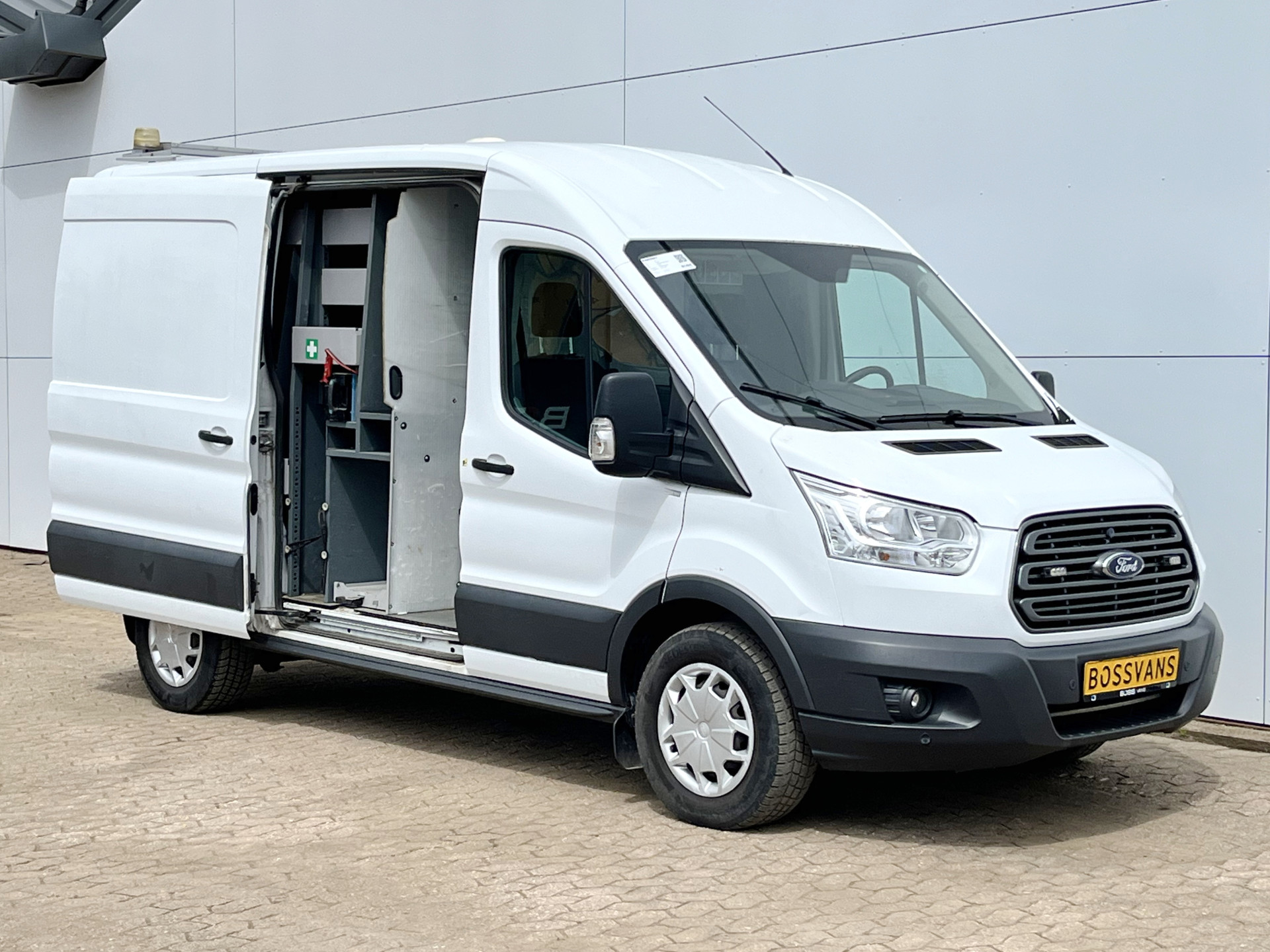Ford Transit 2.0 TDCI 130PK L2H2 Airco Cruise Control Parkeersensoren Stoelverwarming Zwaailampen Kastwand Inbouw