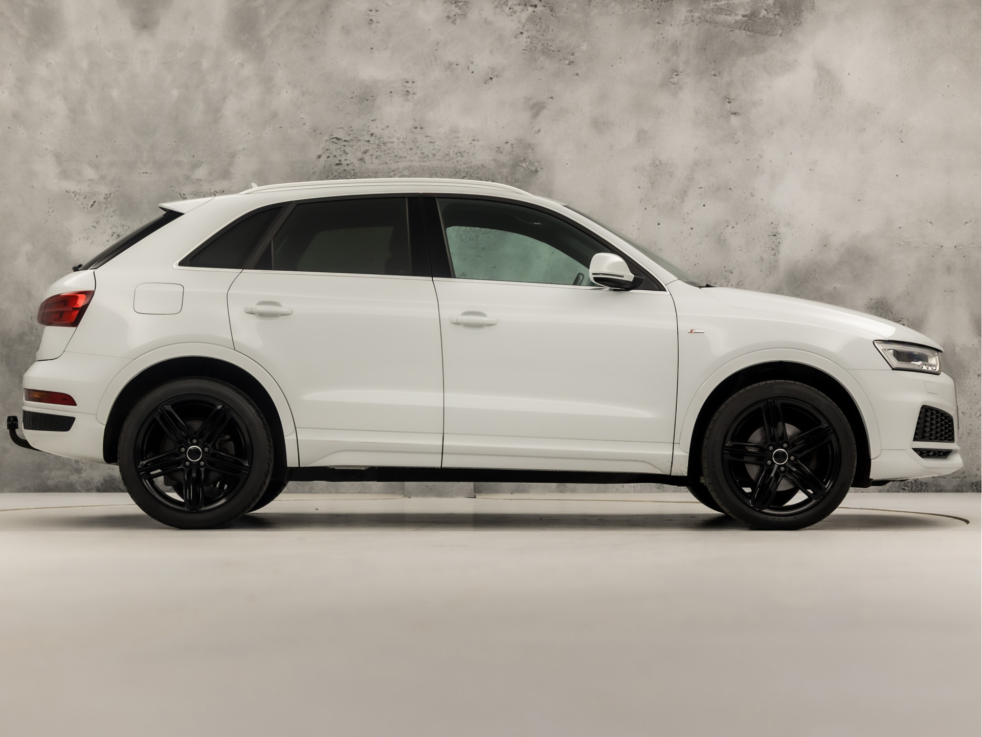 Audi Q3 1.4 TFSI S-Line Sport 150Pk Automaat (2X S-LINE, NAVIGATIE, LEDER, STOELVERWARMING, SPORTSTOELEN, GETINT GLAS, TREKHAAK, NIEUWE APK, NIEUWSTAAT)
