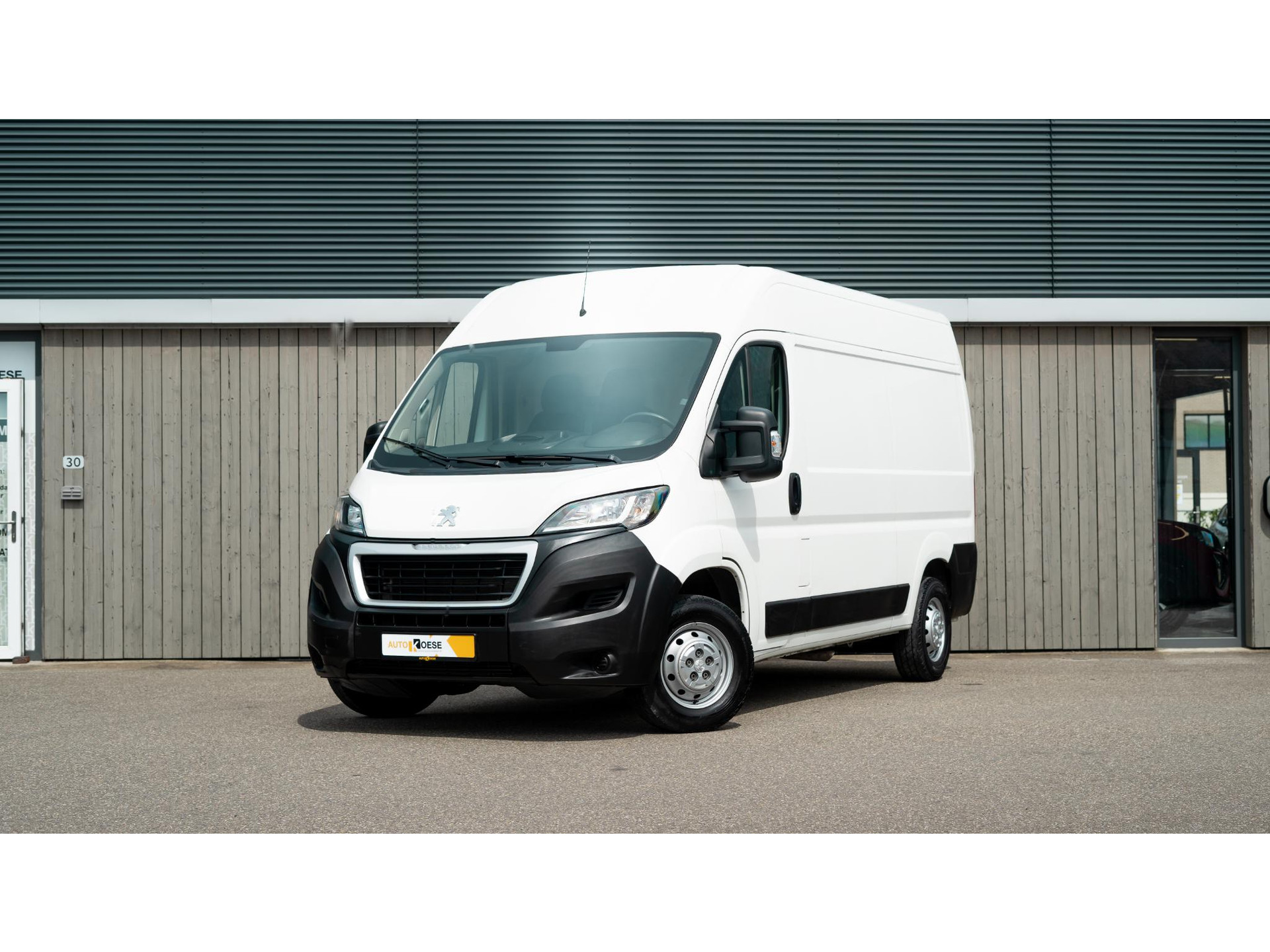 Peugeot Boxer 330 2.2 BlueHDi 140 L2H2 Premium | Navigatie | Houtenvloer In Laadruimte | Airco