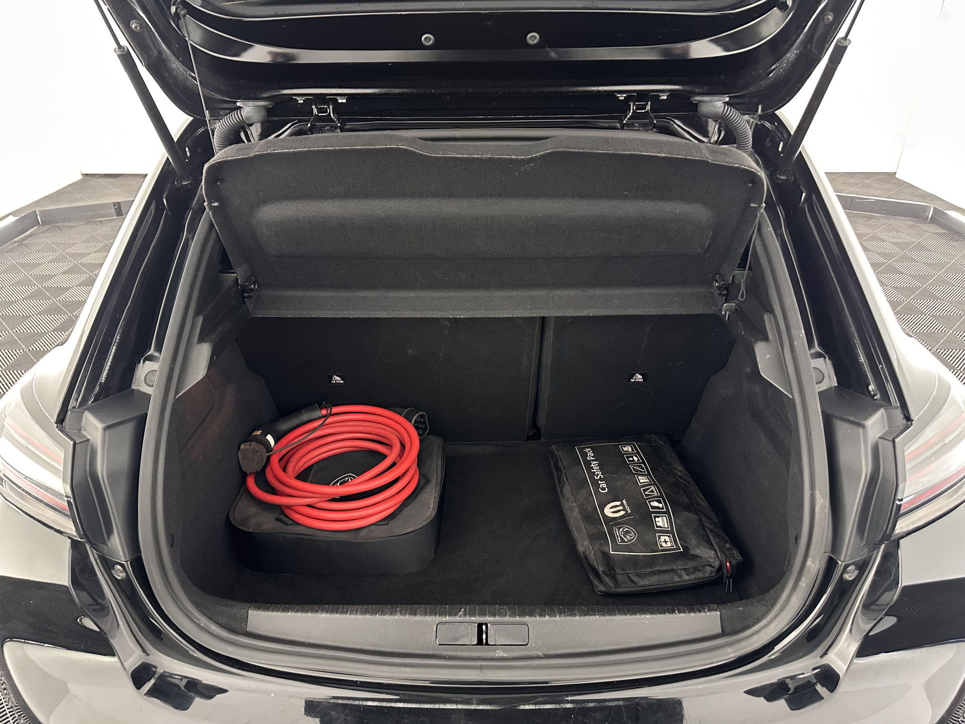 Peugeot e-208 EV Style 50 kWh [3-Fase-11kW] {SOH-96%} (INCL-BTW) Aut. *LEATHER-FABRIC | FULL-LED | HEATED-SPORTSEATS | KEYLESS | PRIVACYGLASS | DAB+ | NAVI-FULLMAP | ECC | PDC | CRUISE | CARBON-INLAY | DIGI-COCKPIT | 16''ALU*