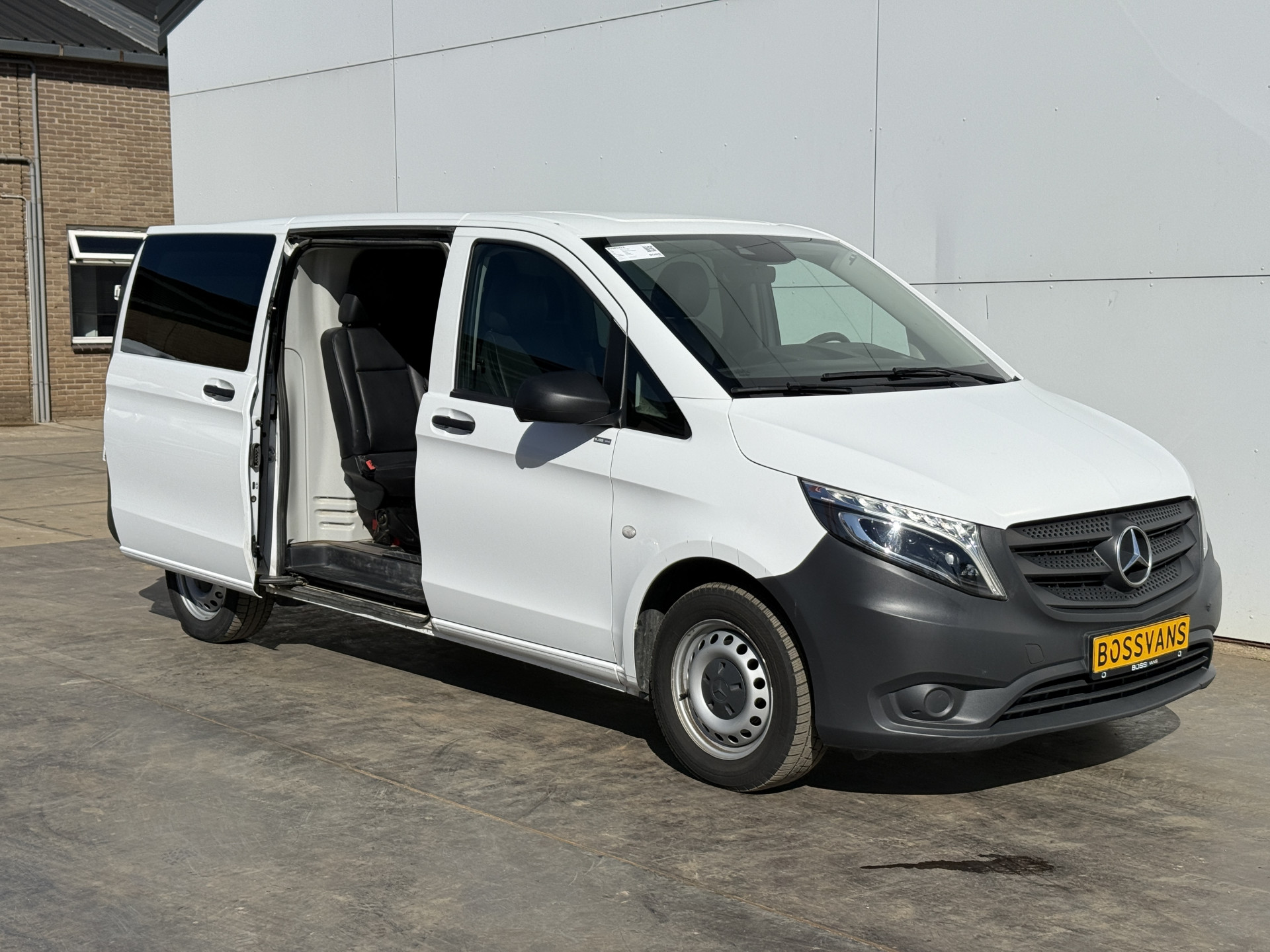Mercedes-Benz Vito 114 1.9 CDI 136PK Dubbele Cabine L2H1 5 Stoelen Climate Control Cruise Control Trekhaak Carplay Camera