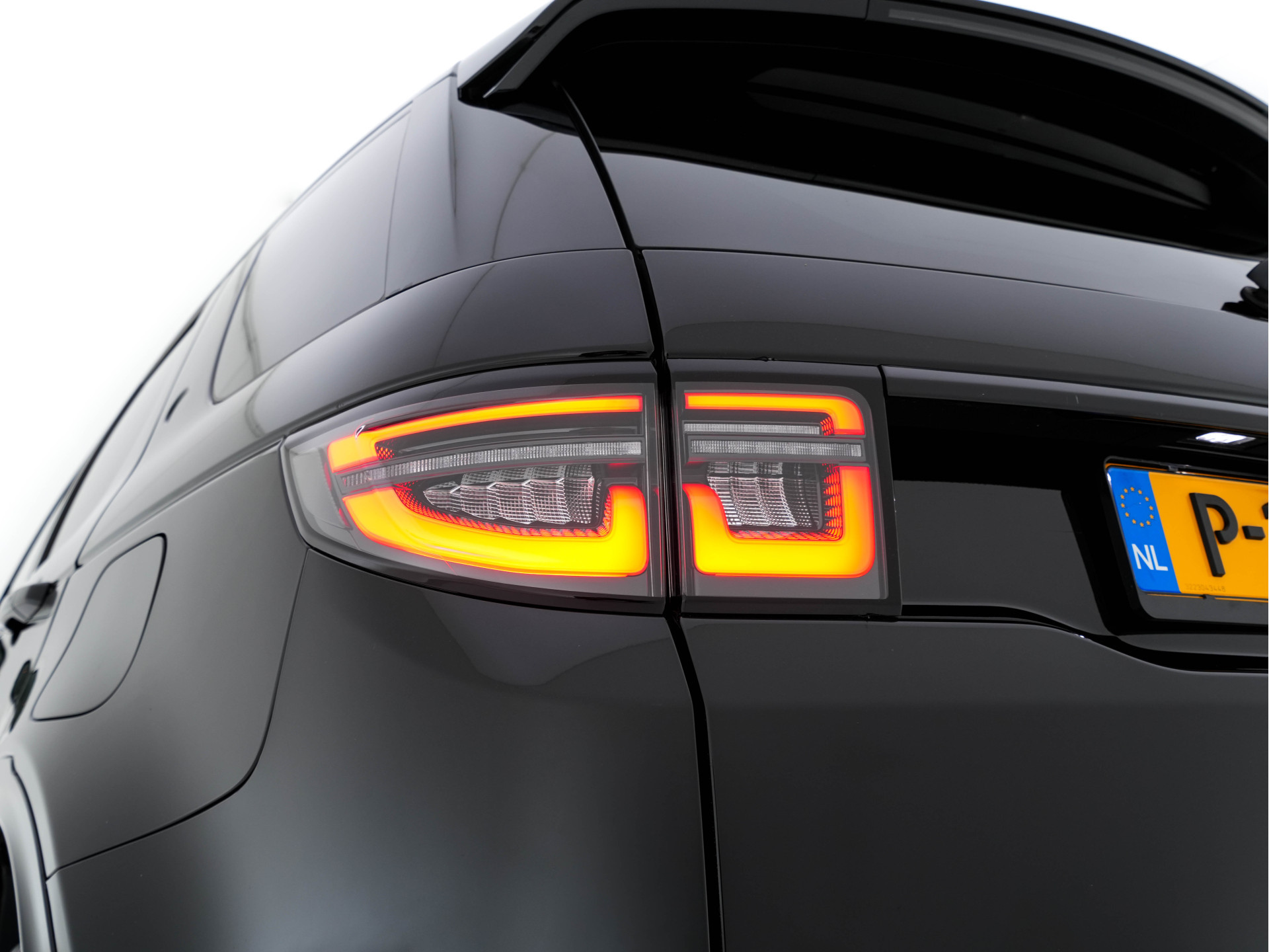 Land Rover Discovery Sport P300e 1.5 R-Dynamic Sportpack HSE AWD (INCL-BTW) *PANO | LEATHER | MERIDIAN-AUDIO | FULL-LED | MEMORY-PACK | DIGI-COCKPIT | NAVI-FULLMAP | CAMERA | KEYLESS | PRIVACY-GLASS | DAB | SHIFT-PADDLES | TOWBAR | LANE-ASSIST | 20'