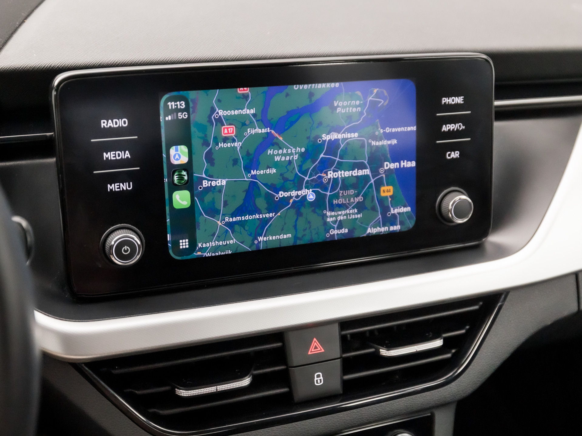 Škoda Kamiq 1.0 TSI Ambition Sport Automaat (APPLE CARPLAY, GROOT NAVI, CLIMATE, GETINT GLAS, STOELVERWARMING, SPORTSTOELEN, PARKEERSENSOREN, GETINT GLAS, NIEUWSTAAT)