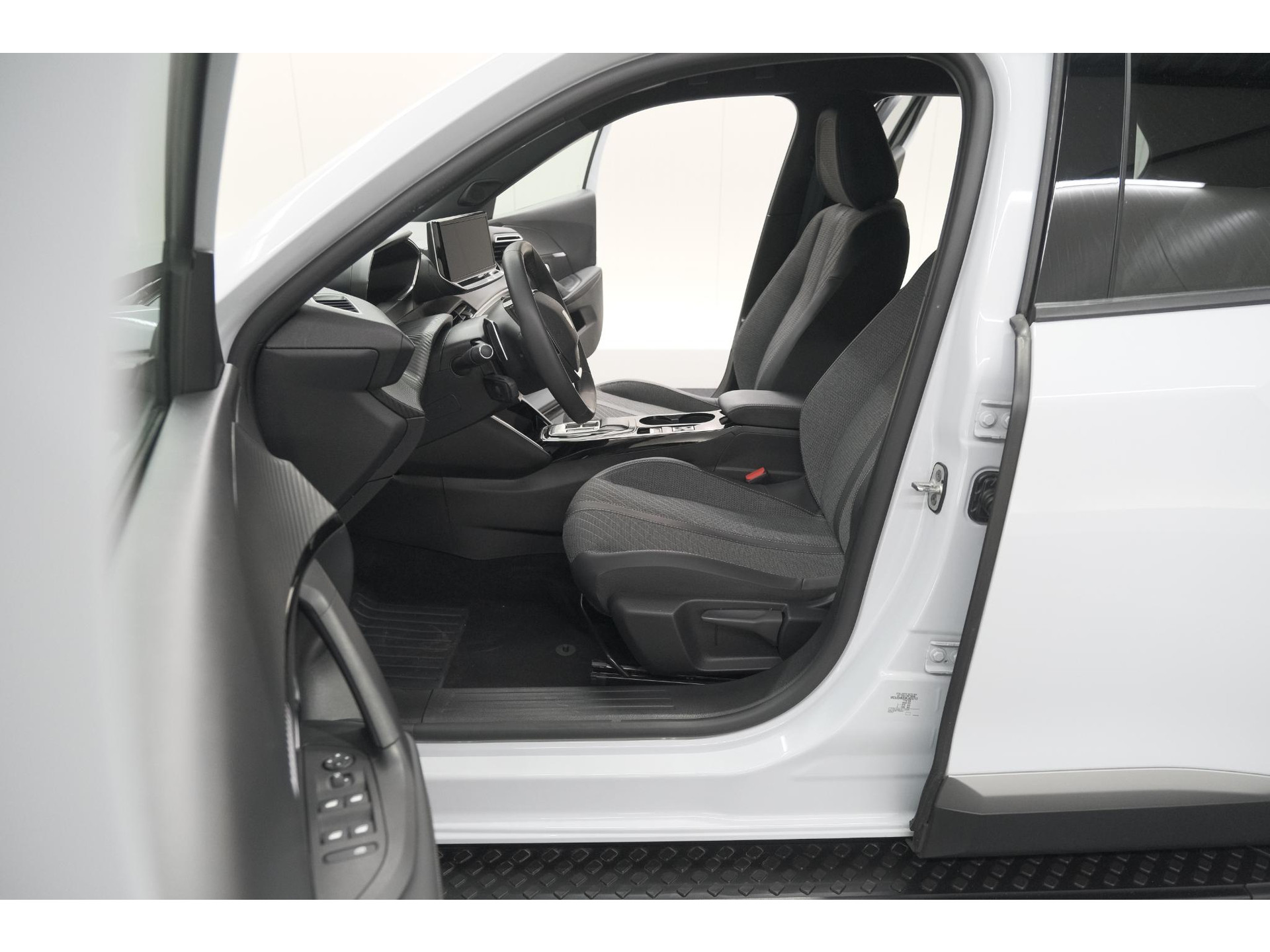 Peugeot 2008 PureTech 130 EAT8 Allure | Allseason banden | 360 Camera | Dodehoekdetectie | Apple Carplay | Stoelverwarming