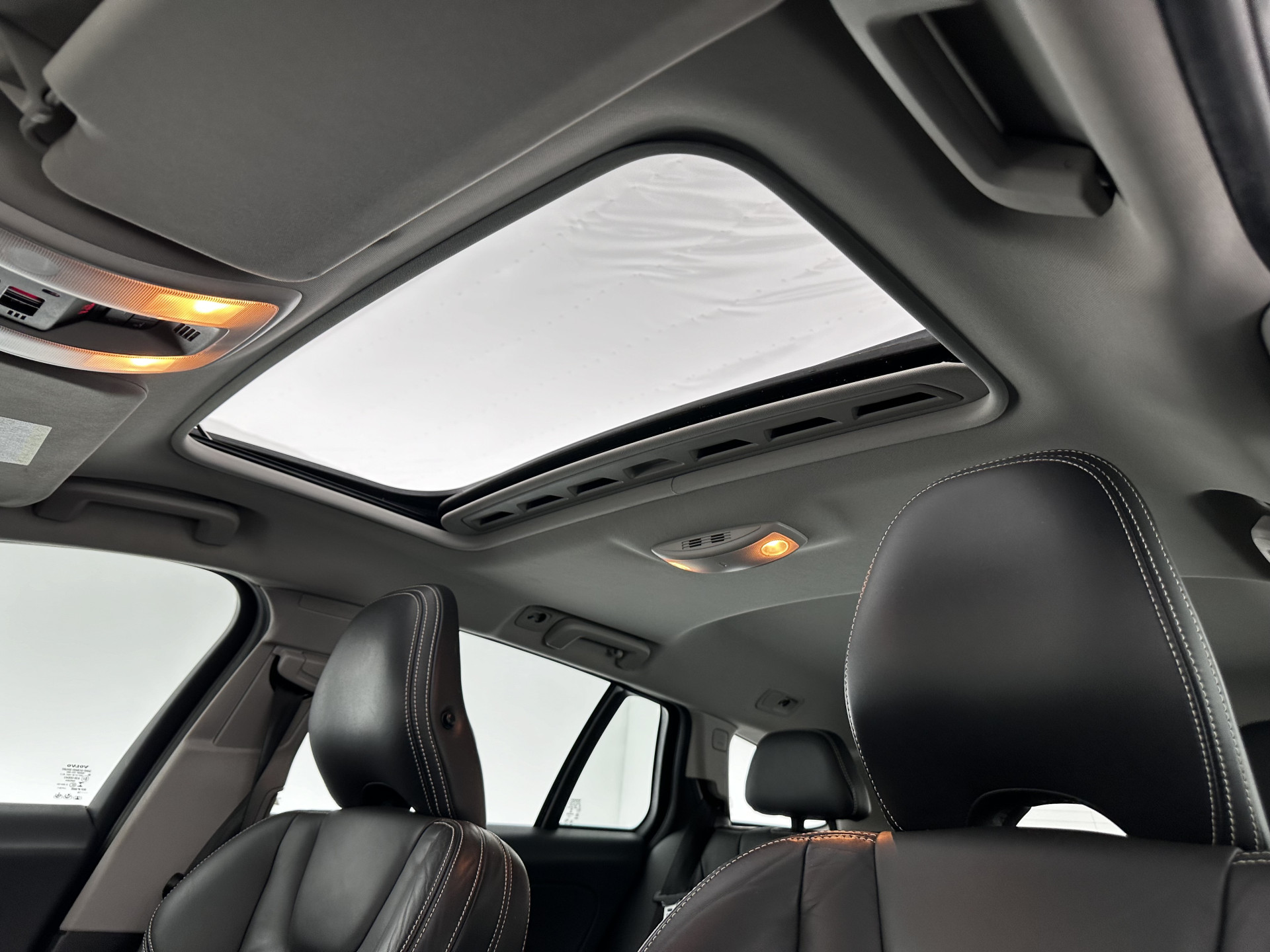 Volvo V60 2.4 D6 AWD Hybrid Summum ( Plug-In) Aut. *PANO | BI-XENON | LEATHER | PREMIUM-SOUND-AUDIO | NAVI-FULLMAP | MEMORY-PACK | ADAPTIVE-CRUISE | CAMERA | HEATED-SPORTSEATS | TOWBAR | BLINDSPOT | 18"ALU*