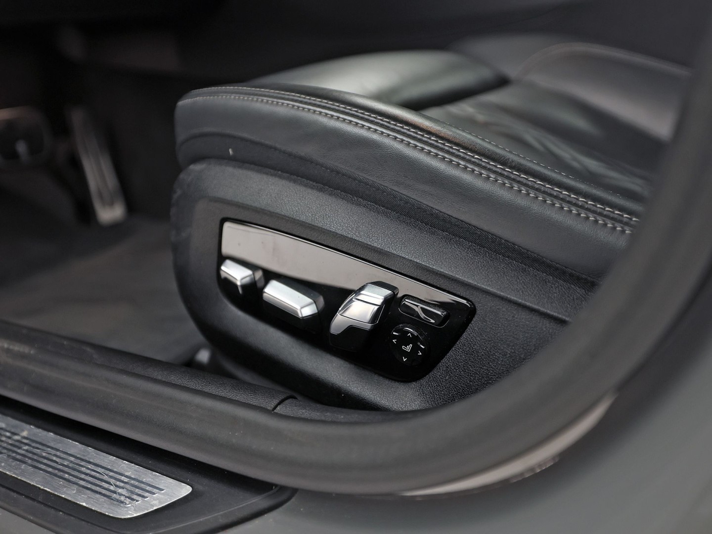 BMW 5 Serie 530e M Sport High Executive 293Pk (PANORAMADAK, M PAKKET, LASER LED, HEAD-UP DISPLAY, 360 CAMERA, MEMORY SEATS, HARMAN/KARDON, TREKHAAK ELEKTRISCH, STOELVERWARMING ACHTER, DISPLAY KEY, NIEUWSTAAT)