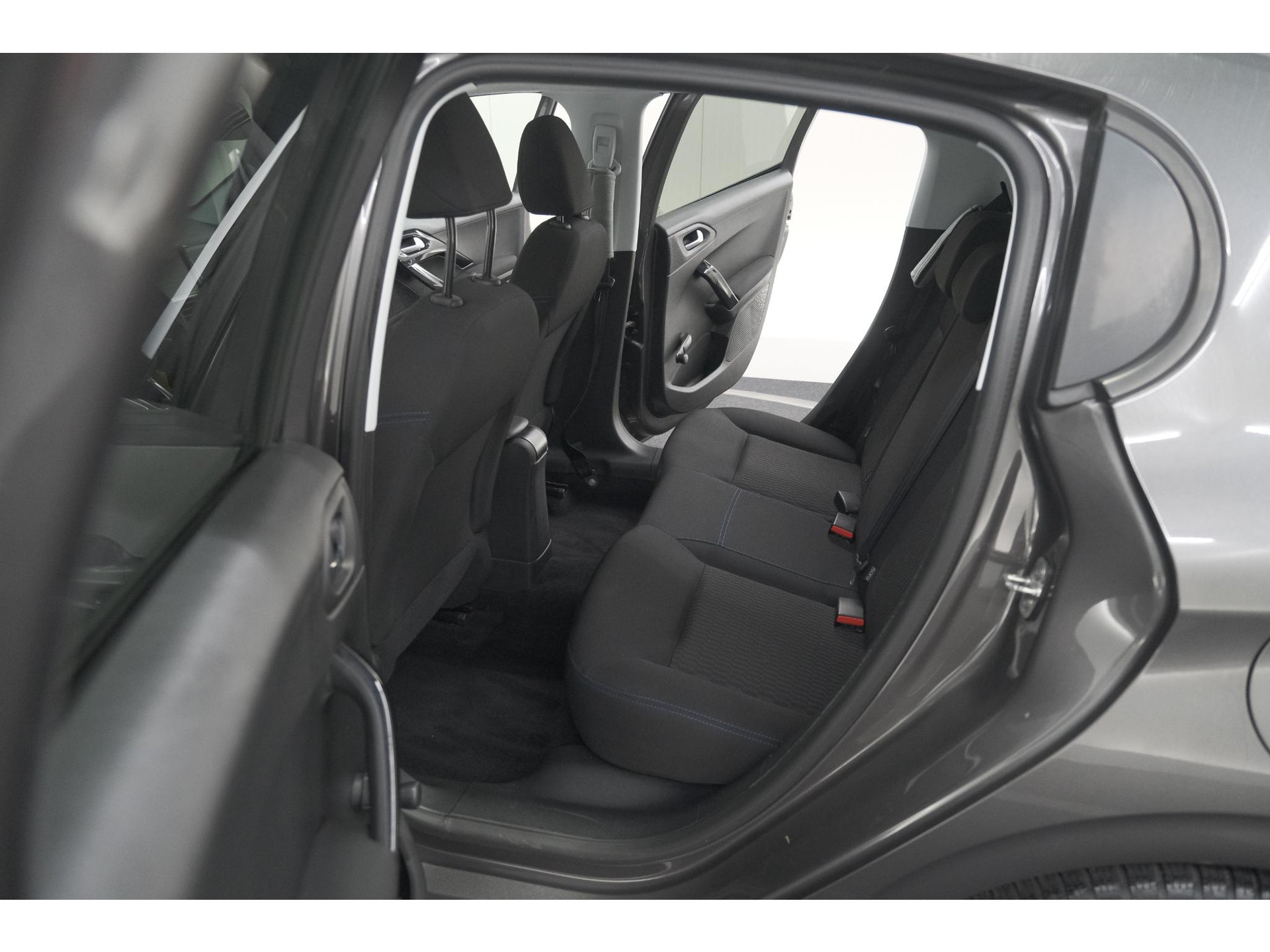 Peugeot 208 PureTech 82 Signature | Parkeersensoren | Apple Carplay | Navigatie