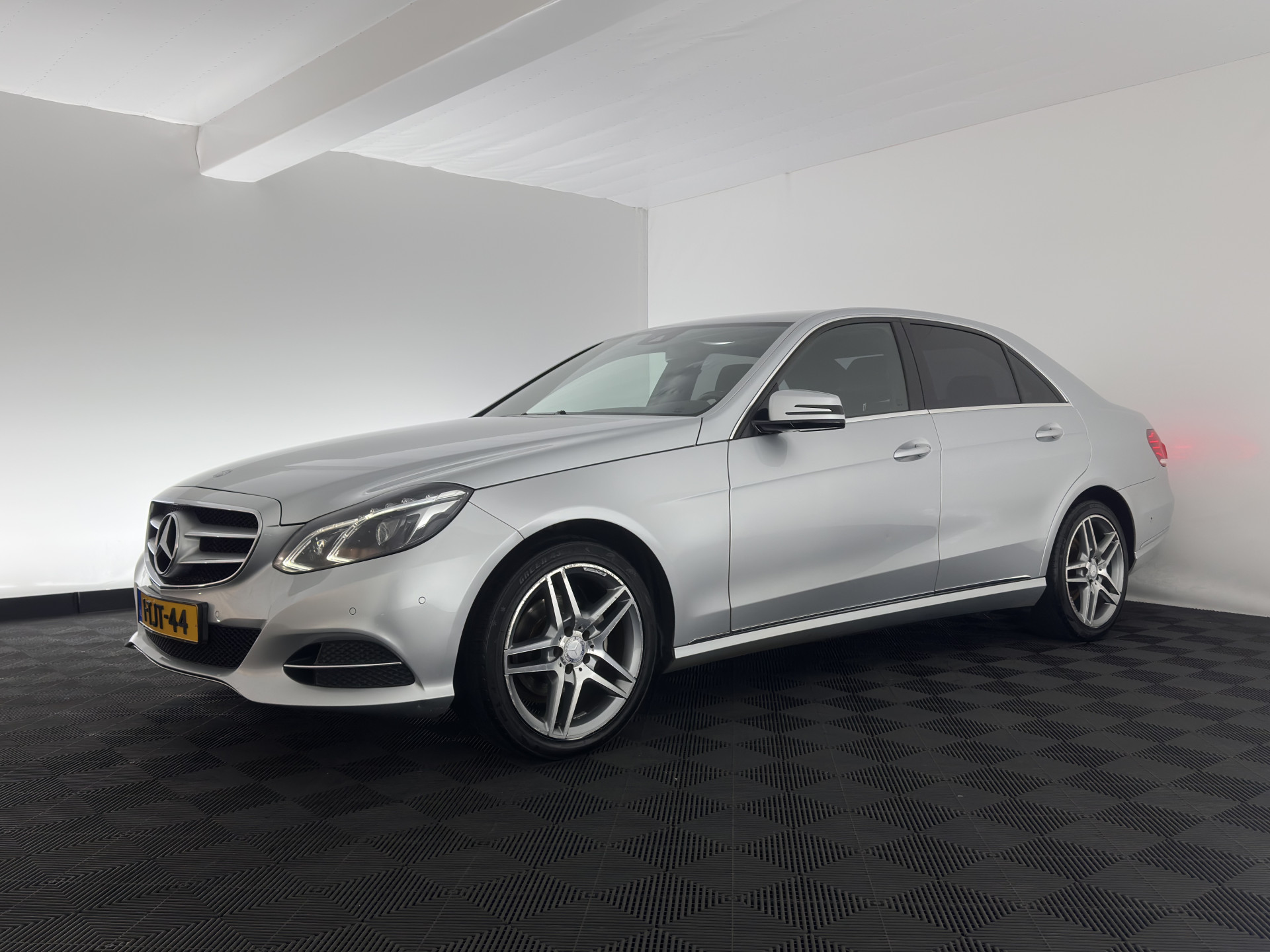 Mercedes-Benz E-klasse 200 CDI Ambition Avantgarde Aut. *LEATHER | FULL-LED | HEATED-COMFORTSEATS | CAMERA | ECC | CARPLAY | PDC | CRUISE | PRIVACY-GLASS | 18''ALU*