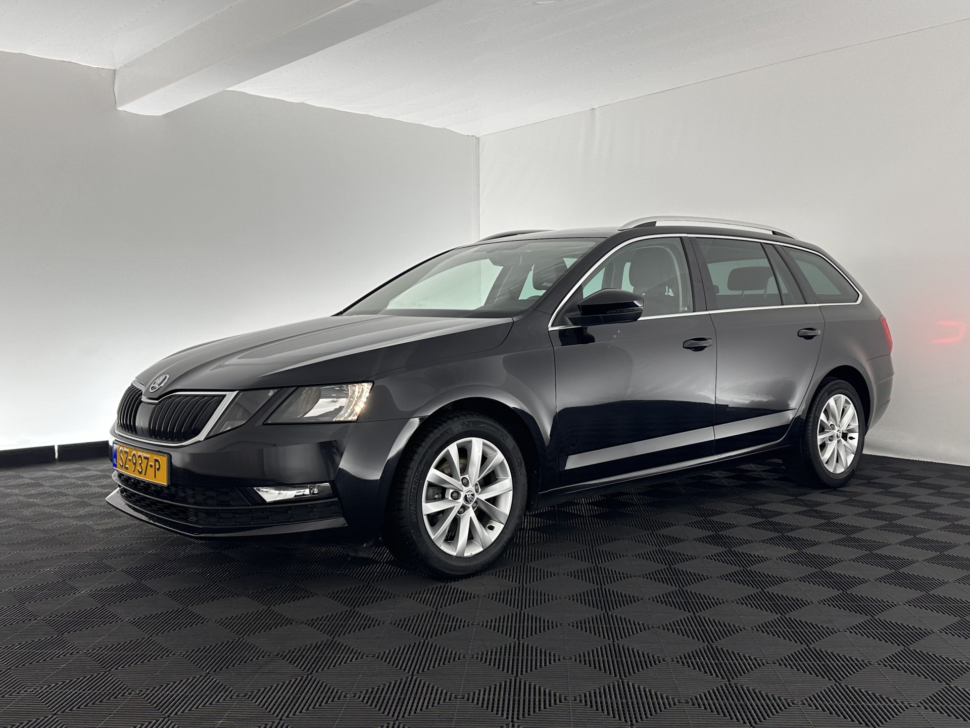 ŠKODA Octavia Combi 1.6 TDI Greentech Clever Edition Aut. *LEATHER-FABRIC | NAVI-FULLMAP | COMFORT-SEATS | DAB+ | HEATED-SEATS | AMUNDSEN-AUDIO | ECC | SHIFT-PADDLES | PARKPILOT | CRUISE | TOWBAR | 16''ALU *