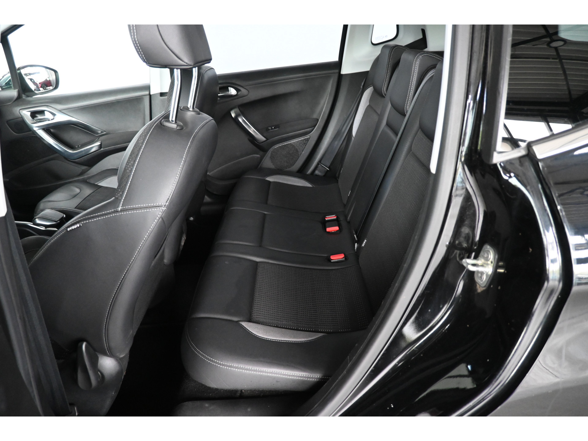 Peugeot 2008 1.6 e-HDi Blue Lease Executive Nap! Clima Navigatie Cruise control Lichtmetaal 100% Onderhouden! Inruil Mogelijk!
