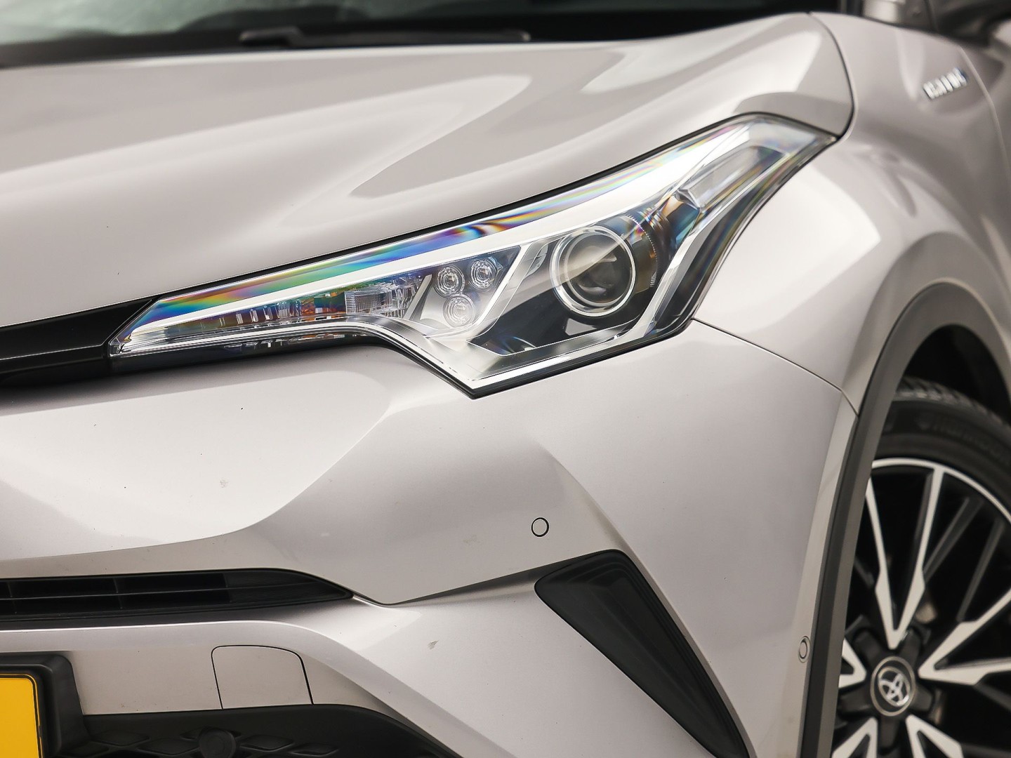 Toyota C-HR 1.8 Hybrid Sport Automaat (NAVIGATIE, CAMERA, STUUR/STOELVERWARMING, GETINT GLAS, SPORTSTOELEN, ADAPTIVE CRUISE, KEYLESS, NIEUWSTAAT)