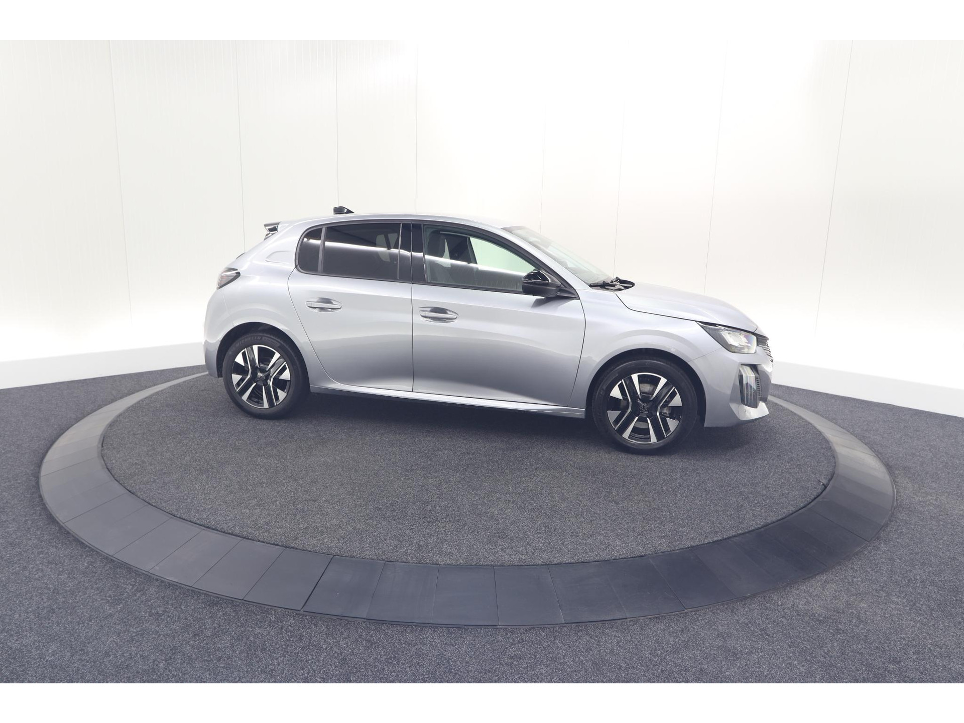 Peugeot 208 PureTech 100 Allure Pack | NIEUW MODEL | Apple CarPlay | Parkeersensoren | Climate Control