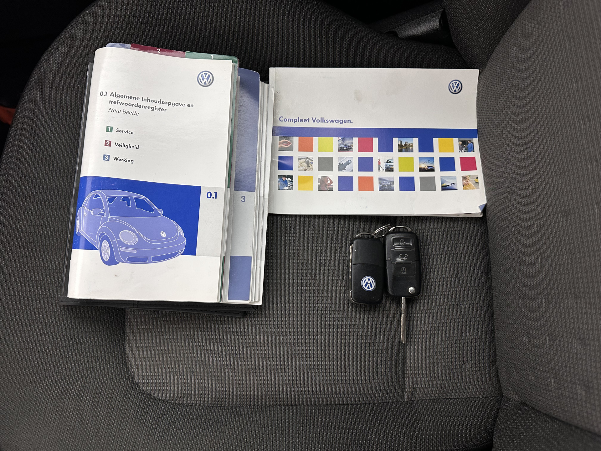 Volkswagen New Beetle Cabriolet 1.6 Highline *AIRCO | CRUISE | COMFORTSEATS | RADIO-CD/MP3 | 17''ALU*