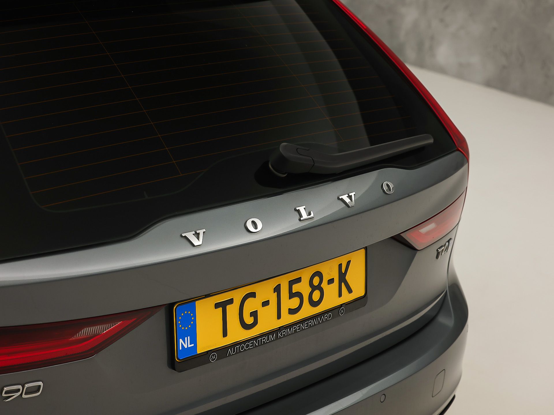 Volvo V90 2.0 T4 R-Design Automaat 190Pk (PANORAMADAK, HARMAN/KARDON, MEMORY SEATS, APPLE CARPLAY, GETINT GLAS, CAMERA, STOELVERWARMING, LEDER, NIEUWE APK, NIEUWSTAAT)