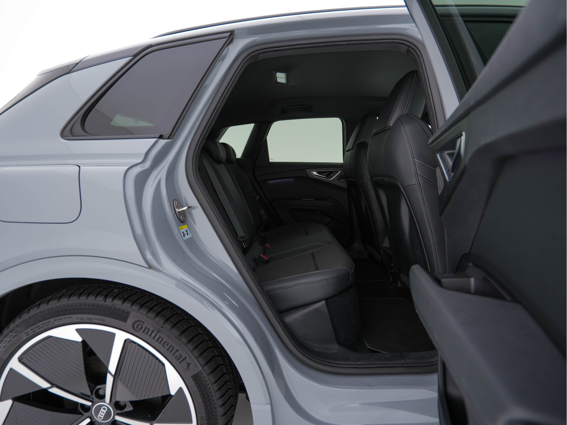 Audi Q4 e-tron 40 S-line Launch edition Competition 77 kWh [ 3-Fase-11kW ] {SOH-93%} (INCL-BTW) *HEATPUMP | LEATHER-FABRIC | SONOS-AUDIO | MATRIX-LED | ADAPTIVE-CRUISE | HEATED-SPORTSEATS | AMBIENTLIGHT | DIGI-COCKPIT | CAMERA | KEYLESS | DAB+ | NAVI-FULL