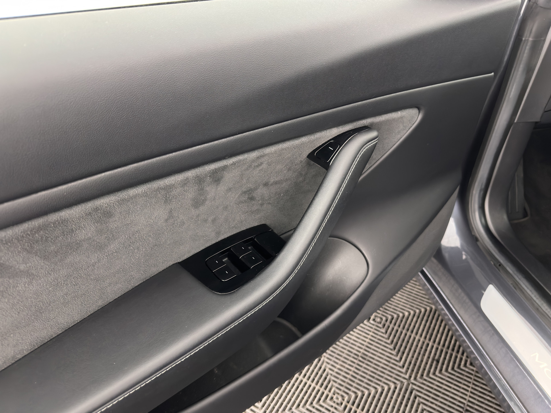 Tesla Model 3 Standard RWD Plus 60 kWh [ 3-Fase ] {SOH-88%} (INCL-BTW) Aut. *PANO | AUTO-PILOT | LEATHER | KEYLESS | FULL-LED | MEMORY-PACK | SURROUND-VIEW | DAB | CARPLAY | DIGI-COCKPIT | LANE-ASSIST | COMFORT-SEATS | 18"ALU*