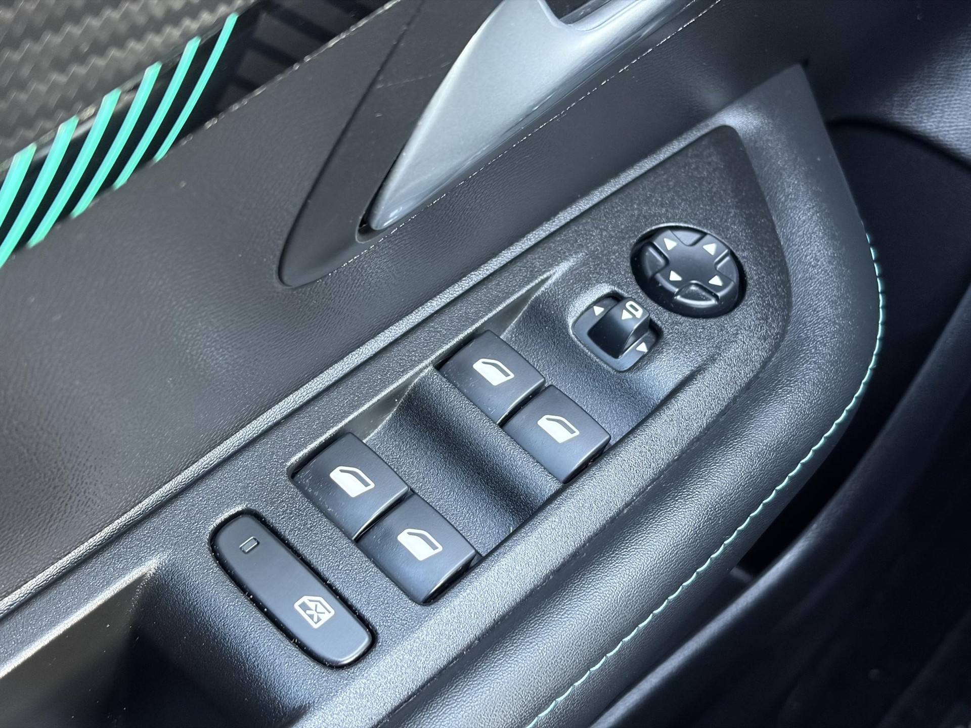 Peugeot 208 1.2 PureTech Allure ✓D-riem vv in 10-2025✓1e Eigenaar✓360° Camera✓Carplay✓Navi✓101pk✓LED✓Clima✓Cruise✓6 Bak✓Pdc✓Lm velgen✓Halfleder✓Recent beurt gehad✓N.A.P✓Apk tot 08-2028