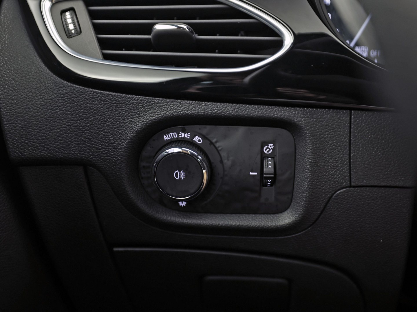 Opel Astra 1.2 Elegance (DIGITALE COCKPIT, APPLE CARPLAY, GROOT NAVI, CAMERA, CLIMATE, STUUR/STOELVERWARMING, SPORTSTOELEN, GETINT GLAS, TREKHAAK, ADAPTIVE CRUISE, NIEUWSTAAT)