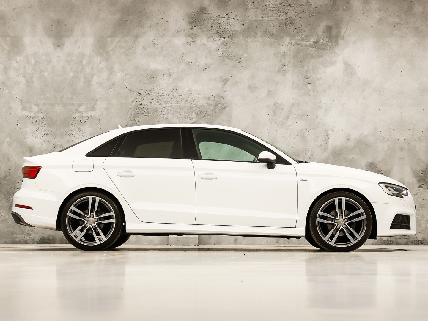 Audi A3 Limousine 1.0 TFSI S-Line Sport (2X S-LINE, GROOT NAVI, CLIMATE, DYNAMISCHE KNIPPERLICHTEN, SPORTSTOELEN, LEDER, GETINT GLAS, NIEUWE APK, NIEUWSTAAT)