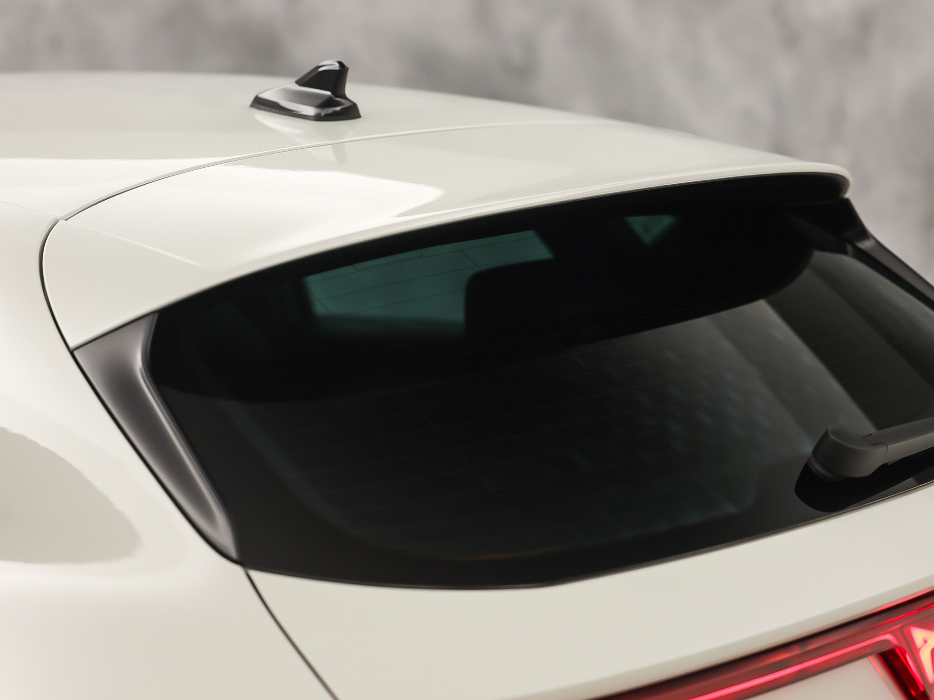 CUPRA Leon 1.5 TSI Sport 150Pk Automaat (APPLE CARPLAY, GROOT NAVI, KUIPSTOELEN, SENNHEISER AUDIO, CAMERA, STUUR/STOELVERWARMING, GETINT GLAS, NIEUWSTAAT)