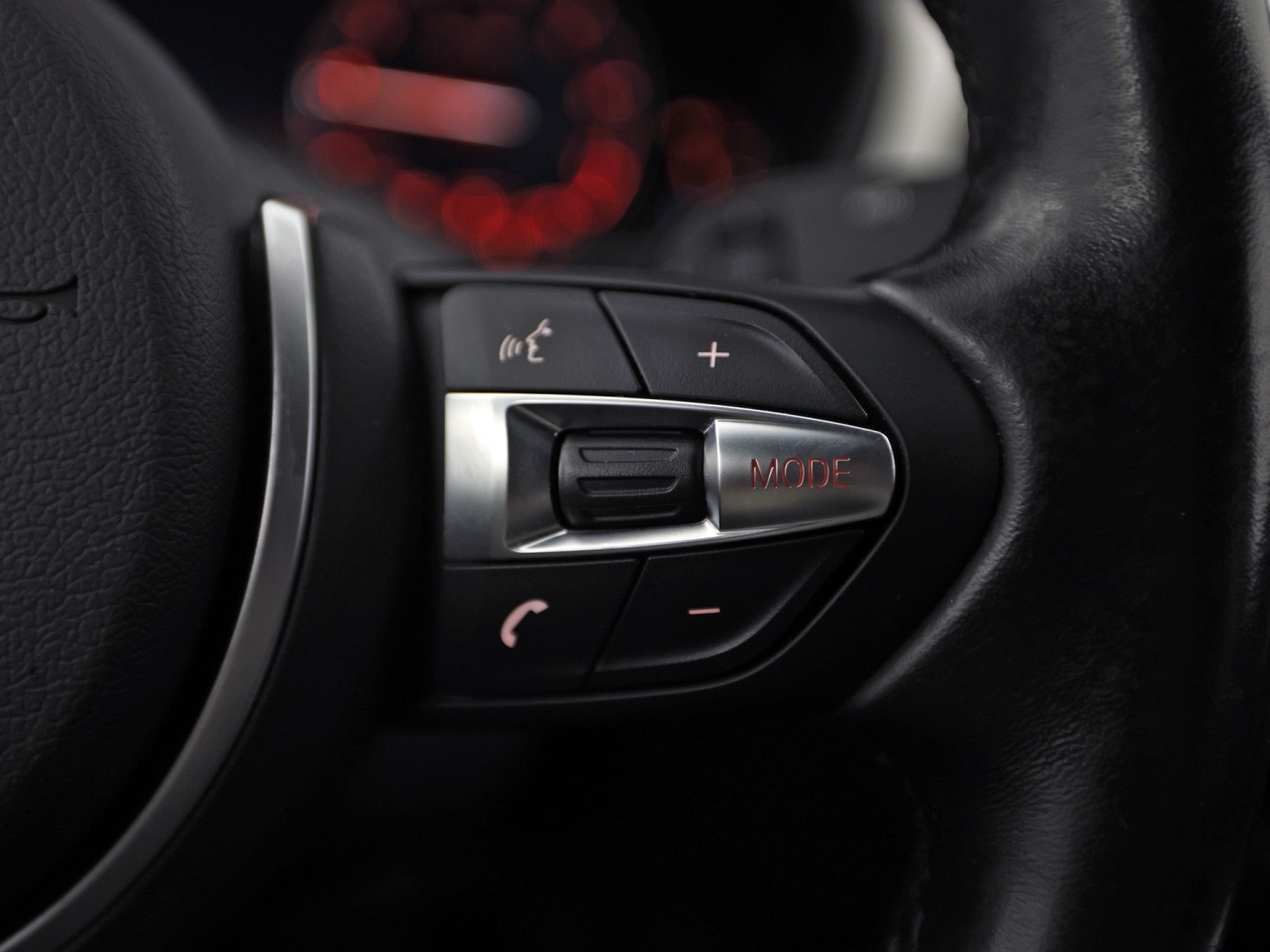 BMW 3 Serie 318i M Sport High Executive Automaat (VIRTUAL COCKPIT, M PAKKET, GROOT NAVI, STOELVERWARMING, SPORT AUTOMAAT, SPORTSTOELEN, TREKHAAK, GETINT GLAS, PARKEERSENSOREN, NIEUWSTAAT)