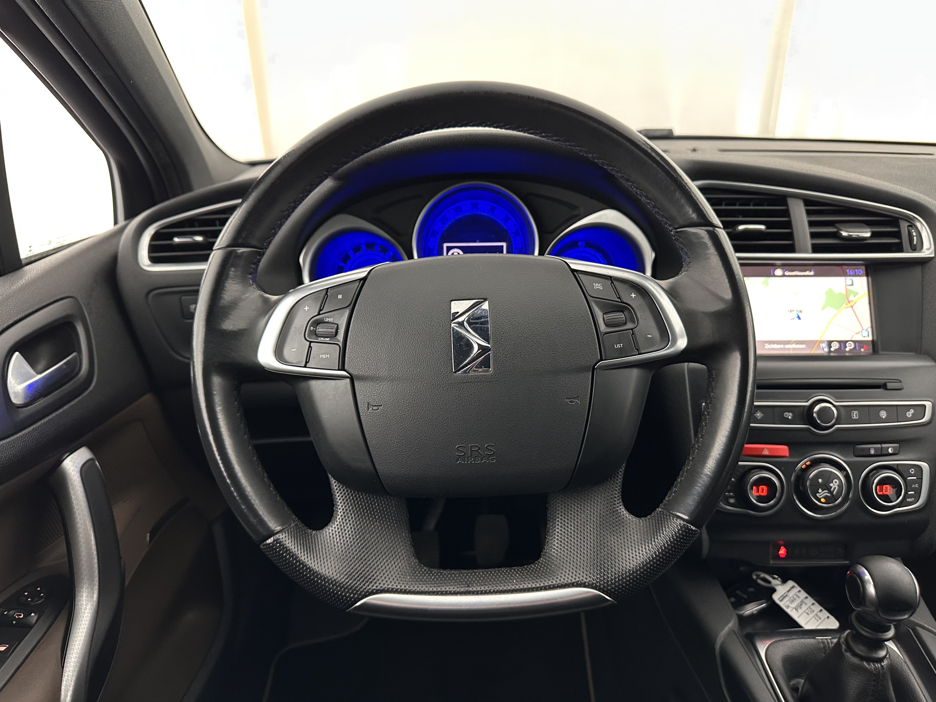 DS 4 1.6 BlueHDi Chic *PANO-WINDOW | FULL-LED | LEATHER-ALCANTARA | HEATED-COMFORTSEATS | NAVI-FULLMAP | DAB | CAMERA | PRIVACYGLASS | ECC | PDC | CRUISE | KEYLESS | TOWBAR | 16''ALU*