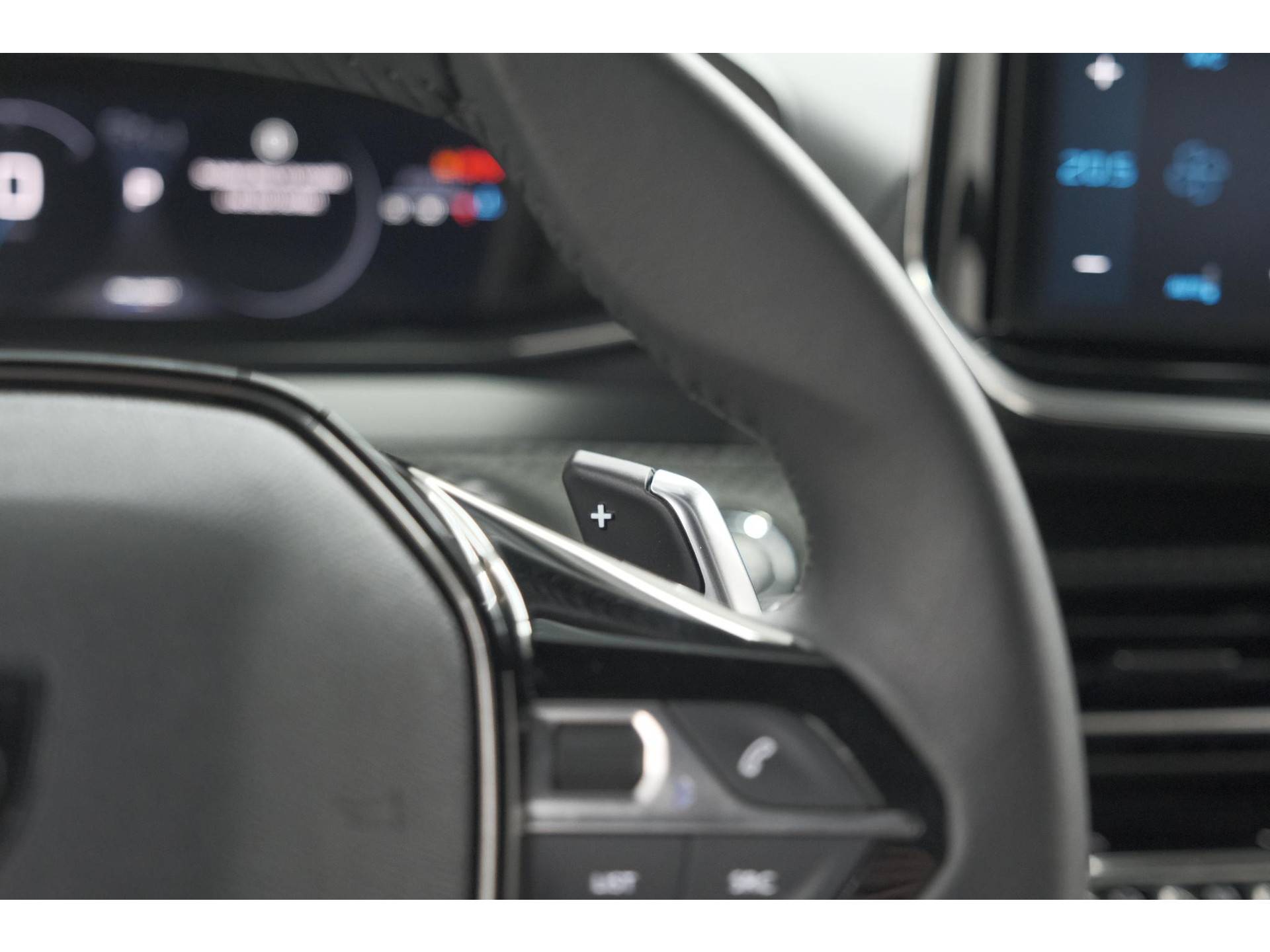 Peugeot 2008 PureTech 130 EAT8 Allure | Allseason banden | 360 Camera | Dodehoekdetectie | Apple Carplay | Stoelverwarming