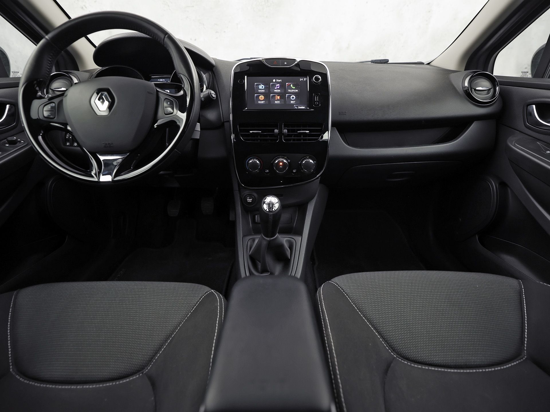 Renault Clio 0.9 TCe Dynamic Sport (NAVIGATIE, CRUISE, LM VELGEN, SPORTSTOELEN, PARKEERSENSOREN, BLUETOOTH, NIEUWE APK, NIEUWSTAAT)