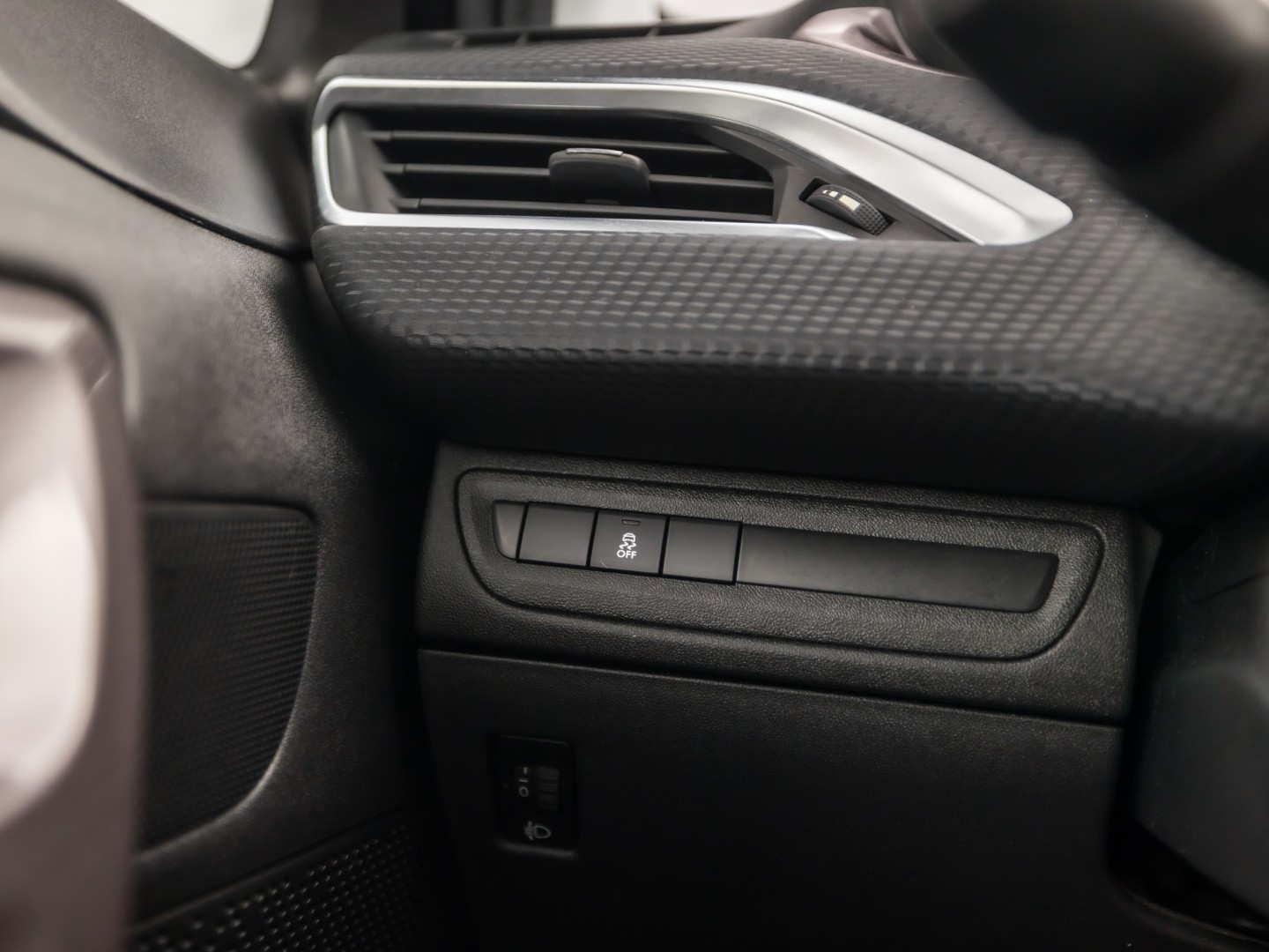 Peugeot 2008 1.2 VTi Sport (PANORAMADAK, NAVIGATIE, PARKEERSENSOREN, SPORTSTOELEN, CRUISE, NIEUWE APK, NIEUWSTAAT)