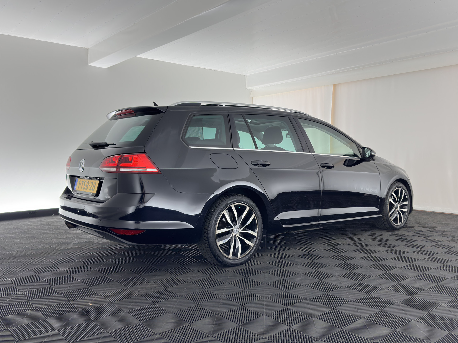 Volkswagen Golf Variant 1.4 TSI Highline Aut. *PANO | ADAPTIVE-CRUISE | LEATHER-FABRIC | XENON | DYNAUDIO-SOUND | KEYLESS | NAVI-FULLMAP | HEATED-ERGONOMIC-SPORTSEATS | ECC | PRIVACY-GLASS | PARKPILOT | 17''ALU*