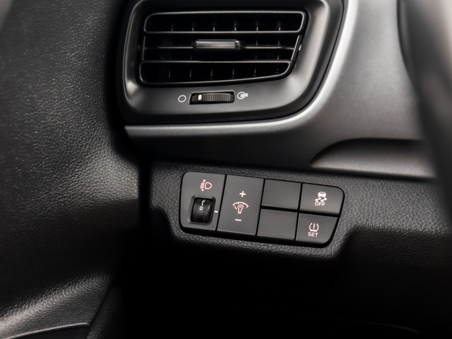 Kia Stonic 1.2 Navigator Sport (APPLE CARPLAY, NAVIGATIE, CAMERA, LM VELGEN, SPORTSTOELEN, PARKEERSENSOREN, ELEK RAMEN, NIEUWSTAAT)