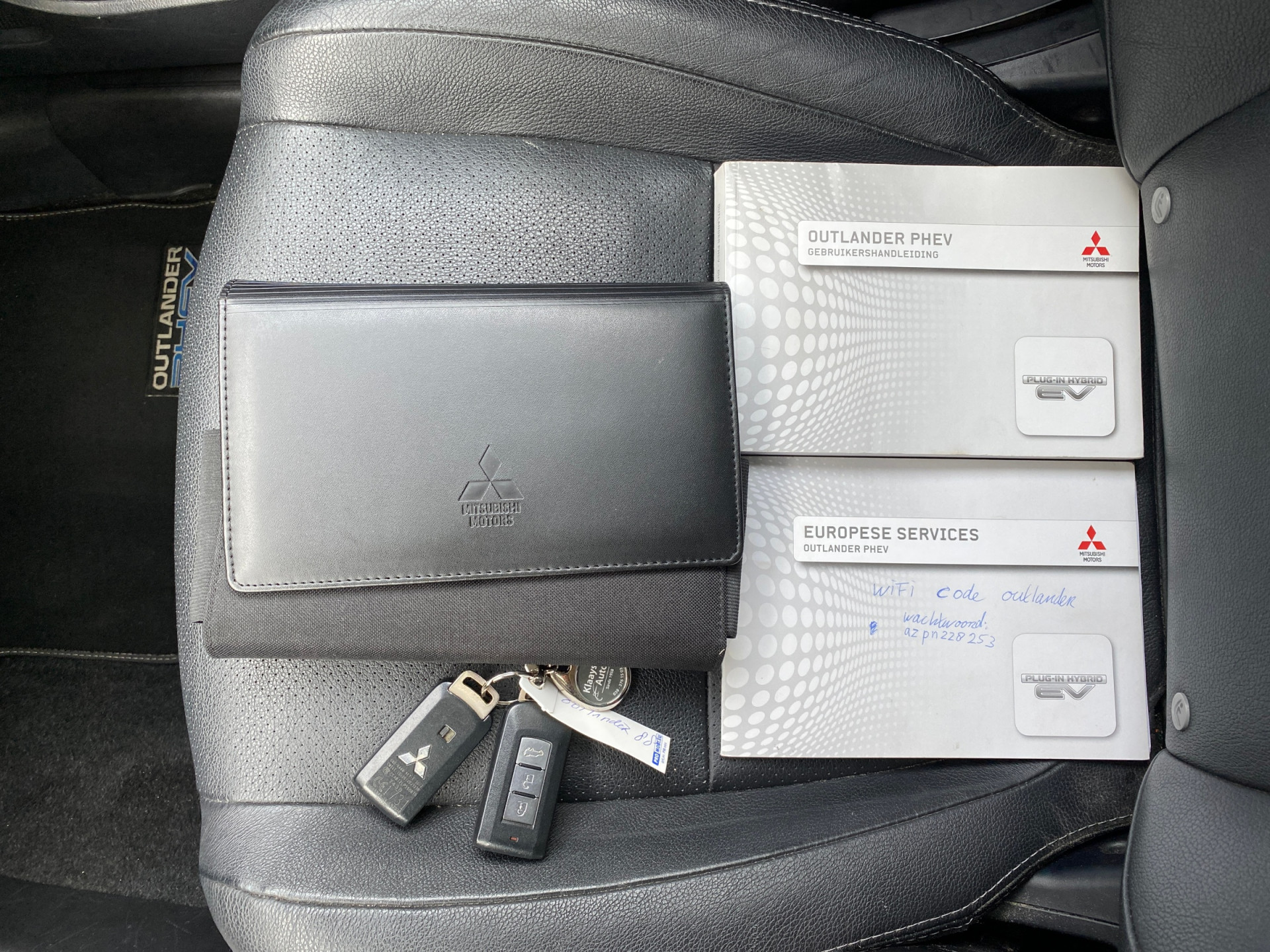 Mitsubishi Outlander 2.0 PHEV Instyle 4WD 203 pk | navigatie | leder interieur | schuifdak | trekhaak | elektr. achterklep