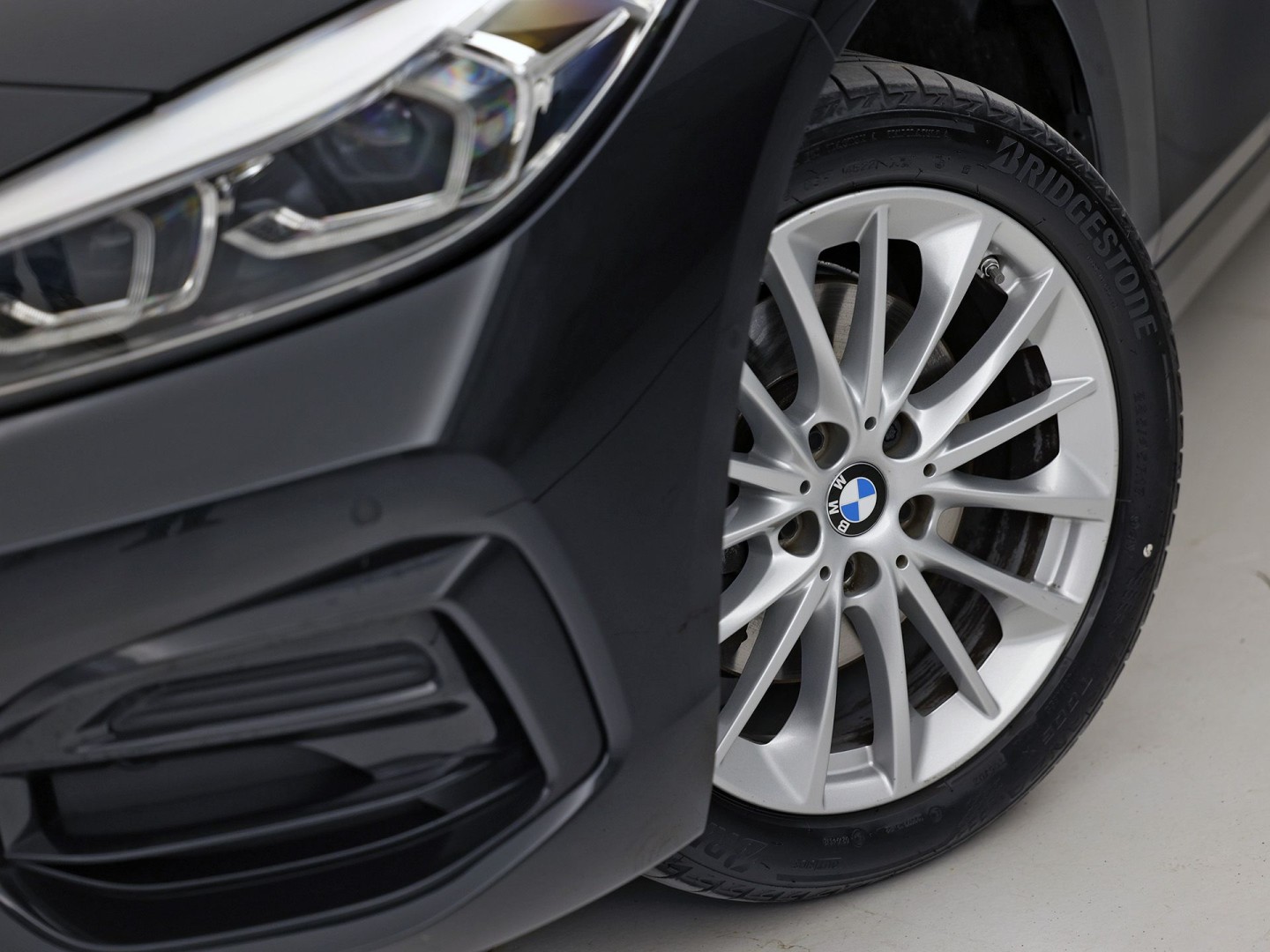 BMW 1 Serie 118i Sport Automaat (APPLE CARPLAY, DEALER ONDERHOUDEN, GROOT NAVI, CAMERA, STUUR/STOELVERWARMING, SPORTSTOELEN, TREKHAAK, GETINT GLAS, ELEK ACHTERKLEP, NIEUWSTAAT)