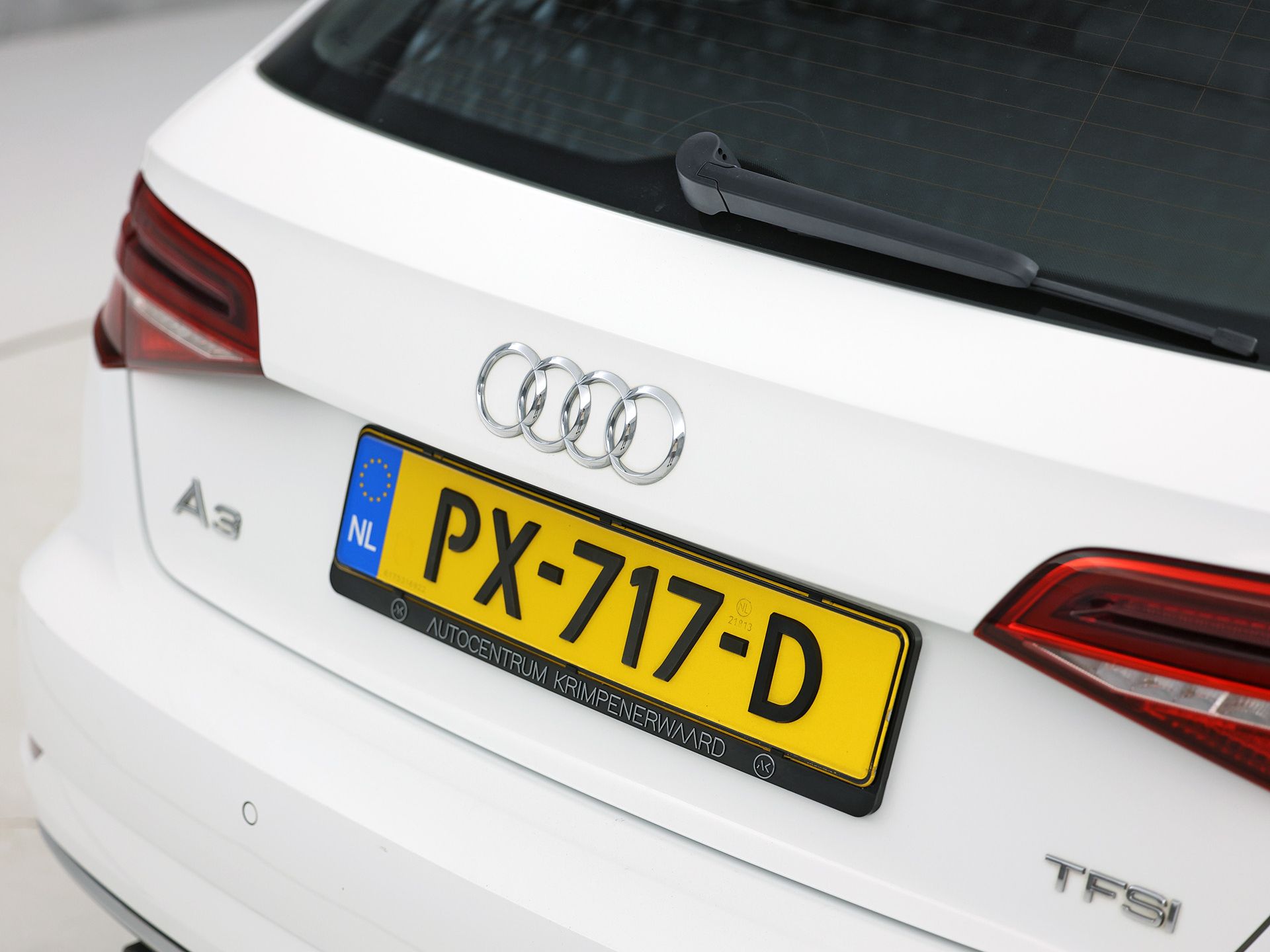 Audi A3 Sportback 1.0 TFSI Sport (GROOT NAVI, DYNAMISCHE KNIPPERLICHTEN, PARKEERSENSOREN, SPORTSTOELEN, CRUISE, LM VELGEN, BLUETOOTH, NIEUWSTAAT)