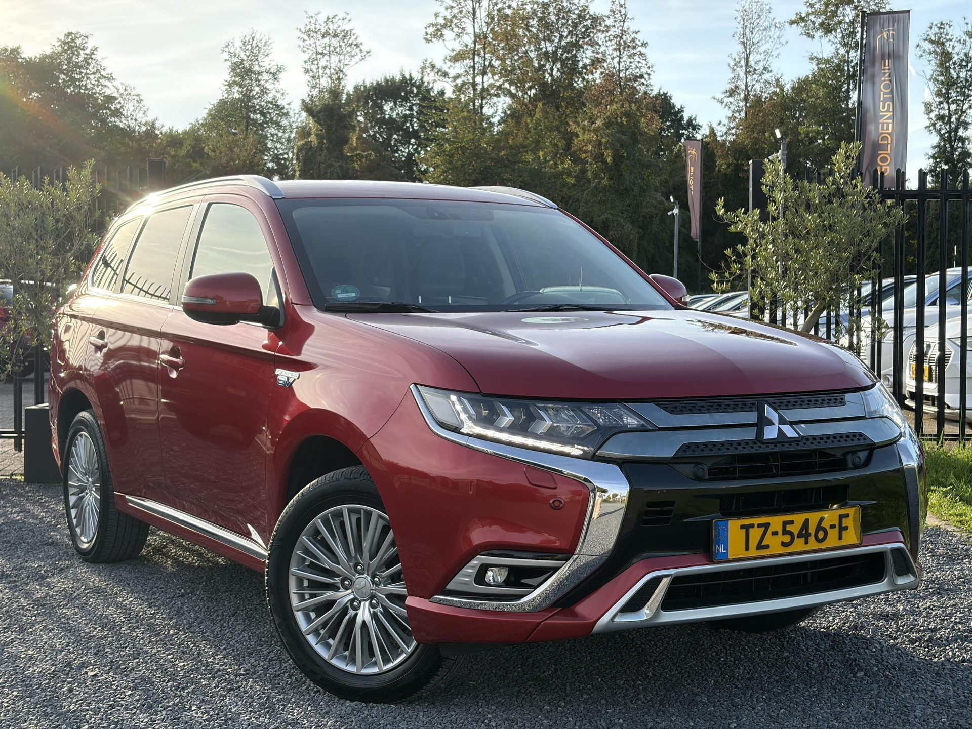 Mitsubishi Outlander 2.4 PHEV Intense ✓1e Eigenaar✓Trakhaak✓SOH 67%✓Carplay✓Camera✓Alcantara-Leder✓Stoelverw-Stoelverkoeling✓Clima✓Cruise✓Pdc V+A✓Keyless✓Net beurt gehad✓18" Lmv✓N.A.P✓Apk tot 10-2027
