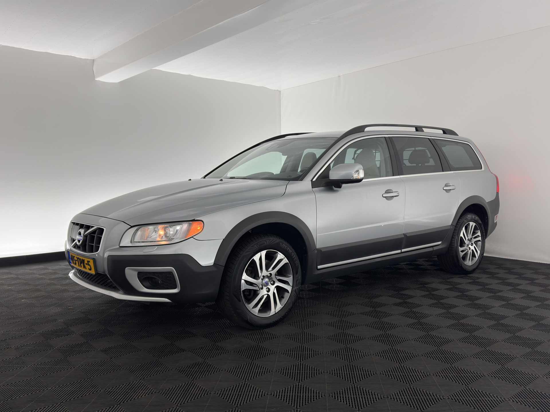 Volvo XC70 2.0 D3 FWD Limited Edition Aut. *LEATHER | BI-XENON | ADAPTIVE-CRUISE | BLIS | NAVI-FULLMAP | HEATED-COMFORTSEATS | ECC | PRIVACY-GLASS | LANE-ASSIST | PDC | TOWBAR | 17''ALU*