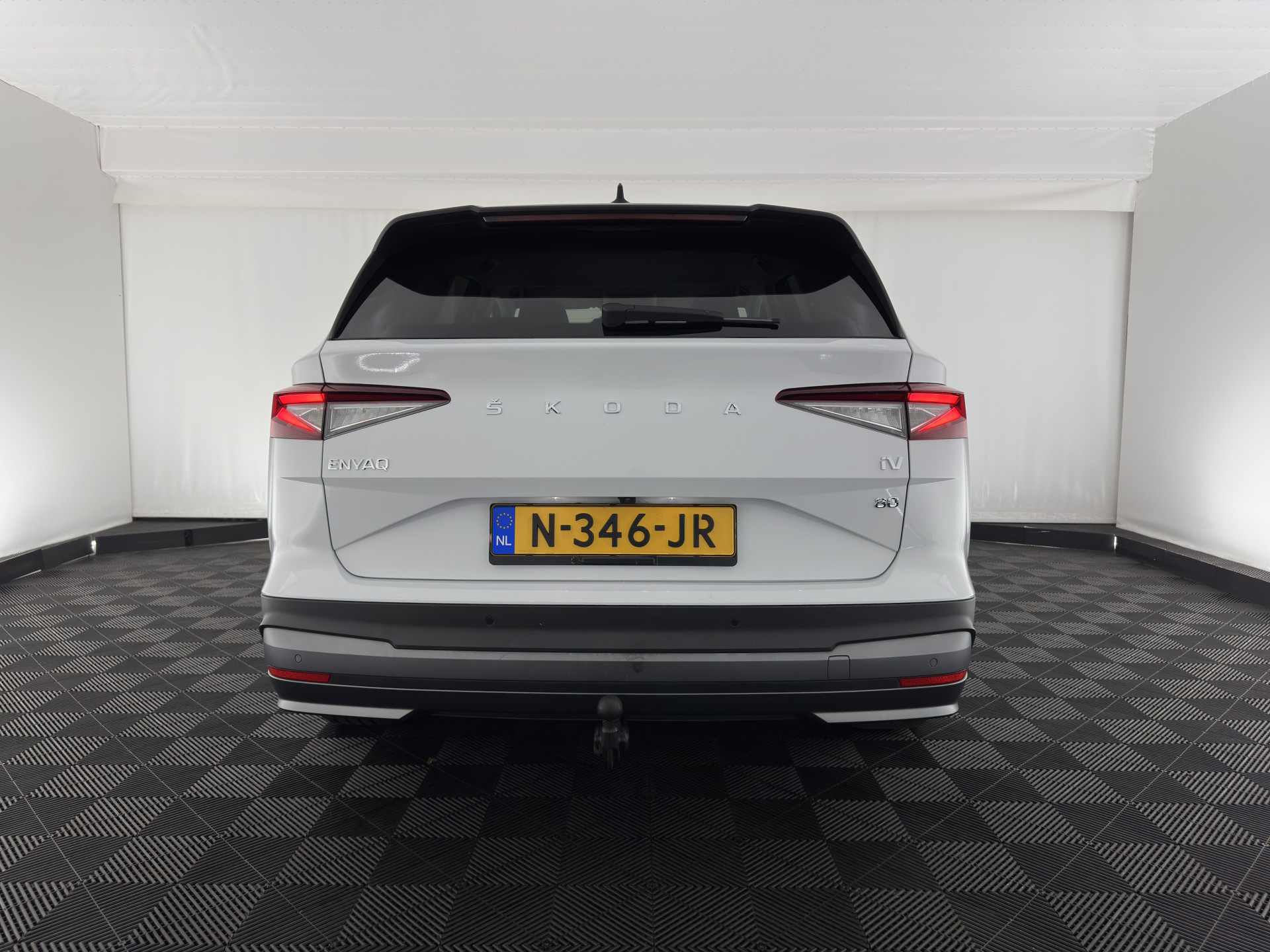 ŠKODA Enyaq iV 80 {SOH-90%} [ 3-Fase ] (INCL-BTW) *LEATHER-FABRIC | FULL-LED | DIGI-COCKPIT | CAMERA | KEYLESS | NAVI-FULLMAP | AMBIENT-LIGHT | ECC | HEATED-COMFORTSEATS | DAB+ | PDC | CRUISE | CARPLAY | TOWBAR | 19"ALU*