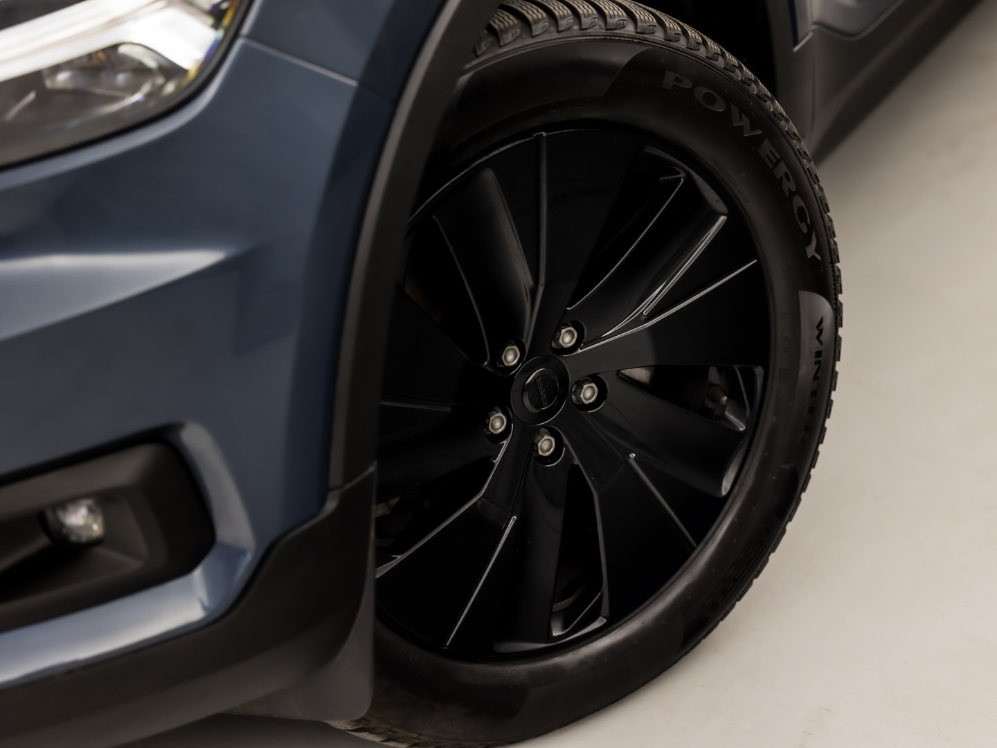 Volvo XC40 1.5 T5 Recharge Sport 262Pk Automaat (BLACK PACK, APPLE CARPLAY, GROOT NAVI, ZWART HEMEL, STUUR/STOELVERWARMING, SPORTSTOELEN, GETINT GLAS, LANE ASSIST, NIEUWE APK, NIEUWSTAAT)