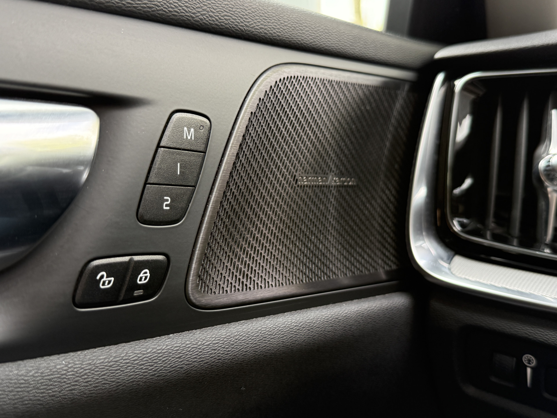 Volvo V60 2.0 T8 Twin Engine AWD Inscription | Panoramadak | 360 camera | Harman/Kardon | Adaptive cruise | Stoelverwarming