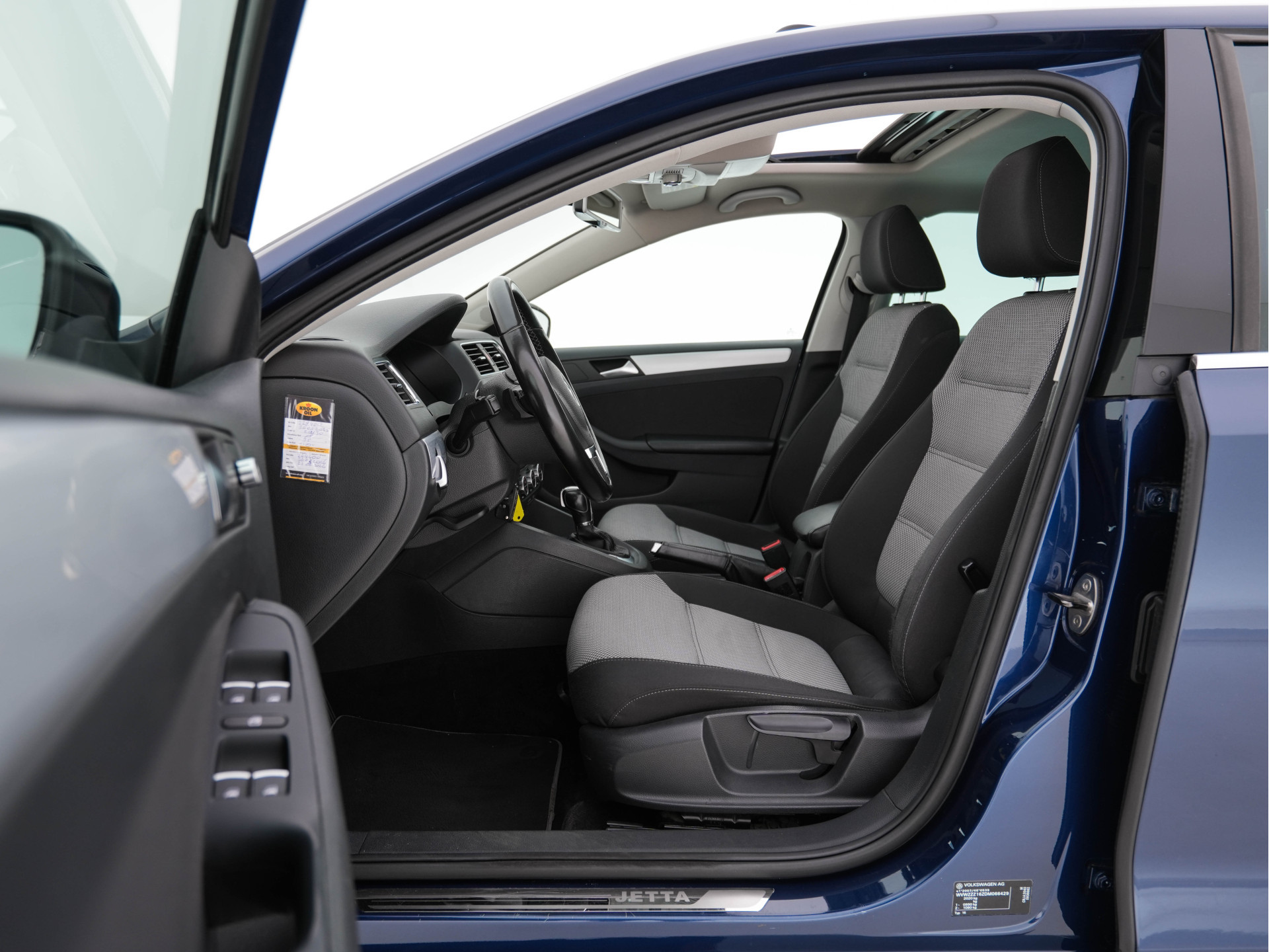 Volkswagen Jetta 1.4 TSI Hybrid Highline Executive-Pack Aut. *PANO | BI-XENON | NAVI-FULLMAP | CAMERA | HEATED-COMFORTSEATS | ECC | PDC | PRIVACY-GLASS | CRUISE | RADIO-CD | SHIFT-PADDLES | 17''ALU*