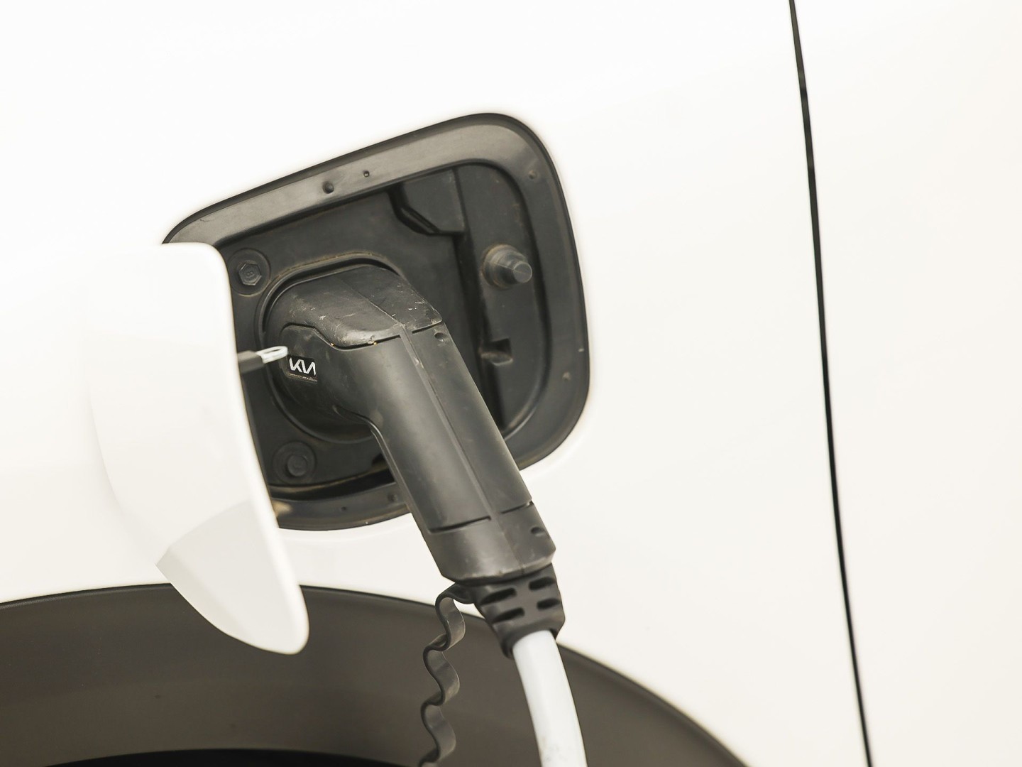 Kia Niro 1.6 GDi PHEV DynamicLine 141Pk Automaat (1e EIGENAAR, APPLE CARPLAY, GROOT NAVI, CAMERA, TREKHAAK, SPORTSTOELEN, ADAPTIVE CRUISE, GETINT GLAS, LEDER, NIEUWSTAAT)