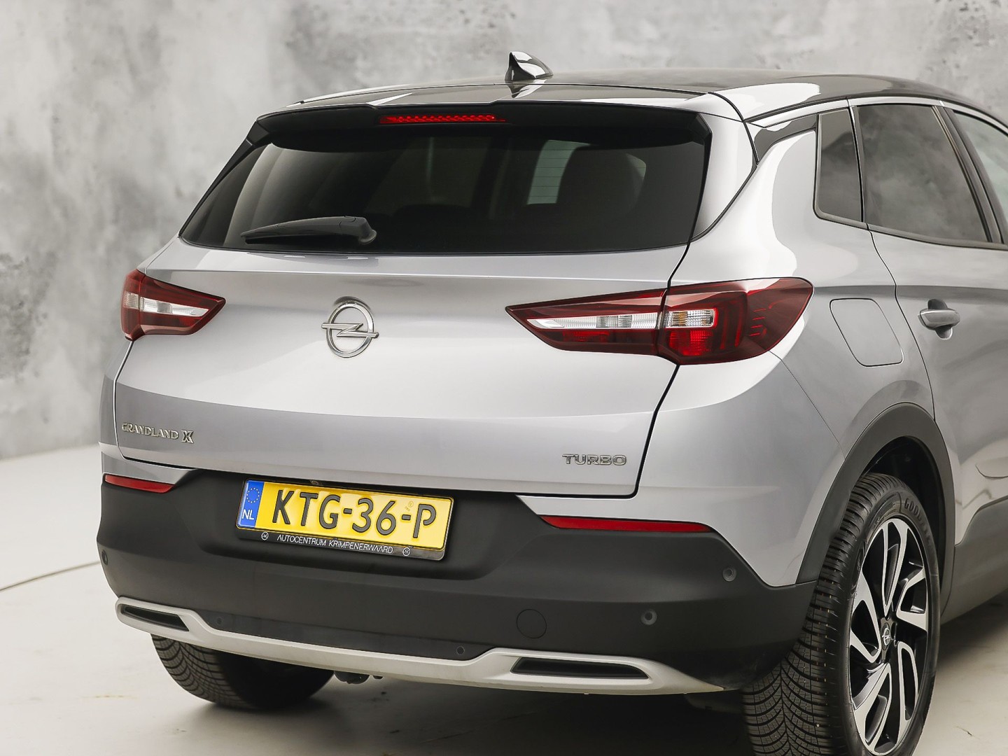Opel Grandland X 1.2 Turbo Ultimate Sport Automaat (APPLE CARPLAY, MEMORY SEAT, STOELVERWARMING/KOELING, 360 CAMERA, STUURWIEL VERWARMD, KEYLESS, GETINT GLAS, NIEUWSTAAT)
