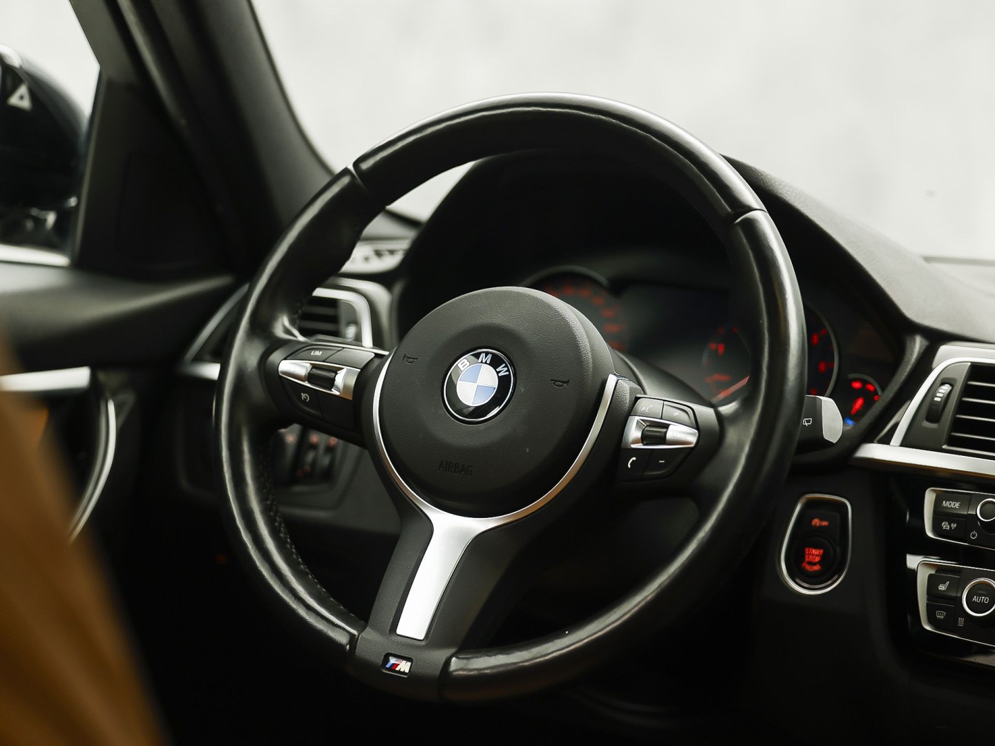 BMW 3 Serie 318i M Sport Automaat (PANORAMADAK, M PAKKET, GROOT NAVI, CAMERA, DEALER ONDERHOUDEN, COGNAC LEDER, SPORTSTOELEN, STOELVERWARMING, VIRTUAL COCKPIT, NIEUWSTAAT)