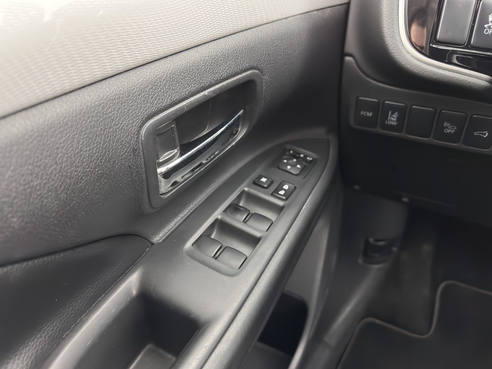 Mitsubishi Outlander 2.0 PHEV Instyle+ (Plug-In) Aut.* FULL-LEATHER | XENON | NAVI-FULLMAP | KEYLESS | CAMERA | HEATED-COMFORTSEATS | ECC | SHIFT-PADDELS | PDC | CRUISE | DAB | TOWBAR | PRIVACY-GLASS | LANE-ASSIST | 18'' ALU*